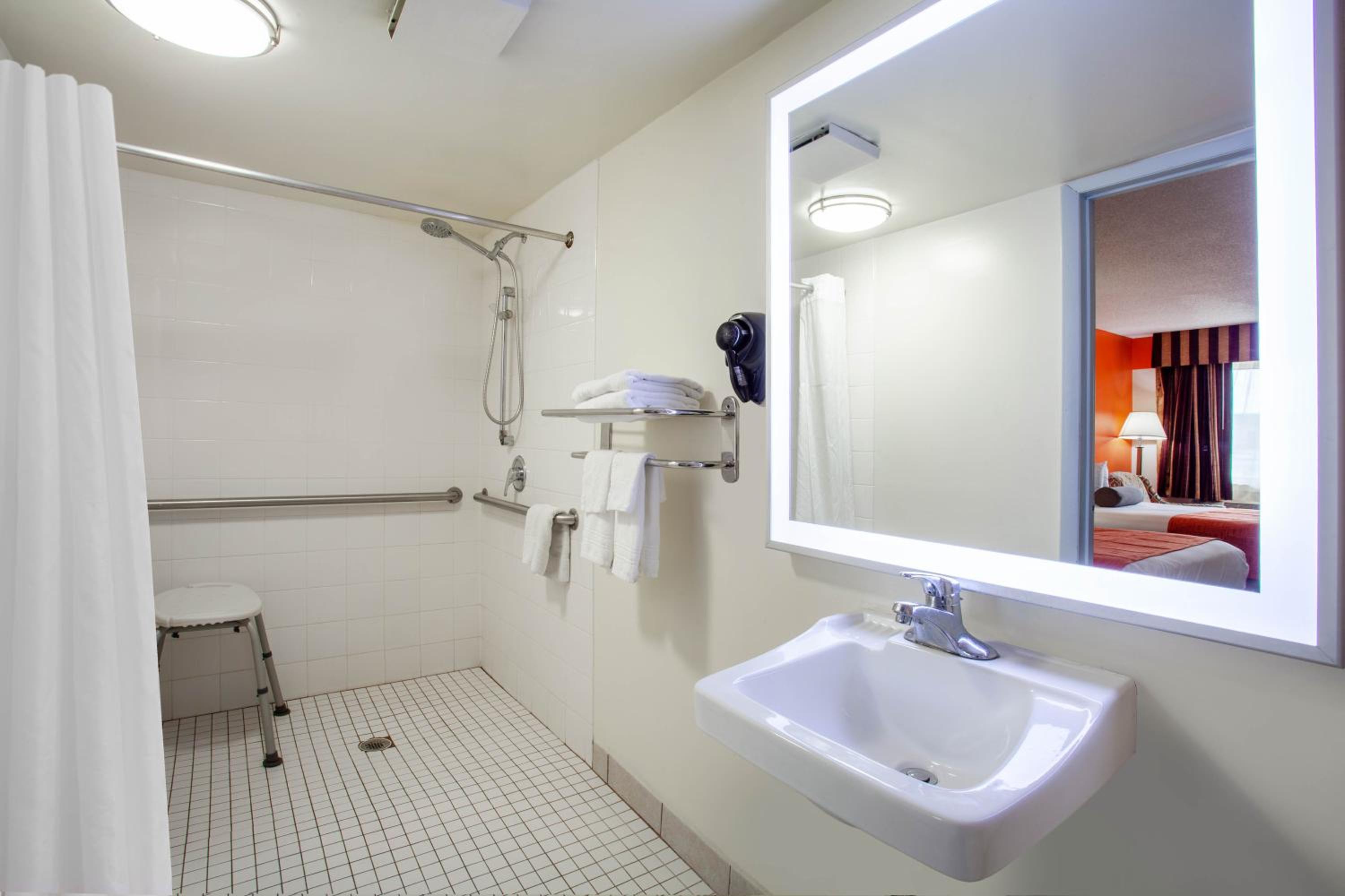 Deluxe Queen Room - Disability Access/Non-Smoking - Photo 2