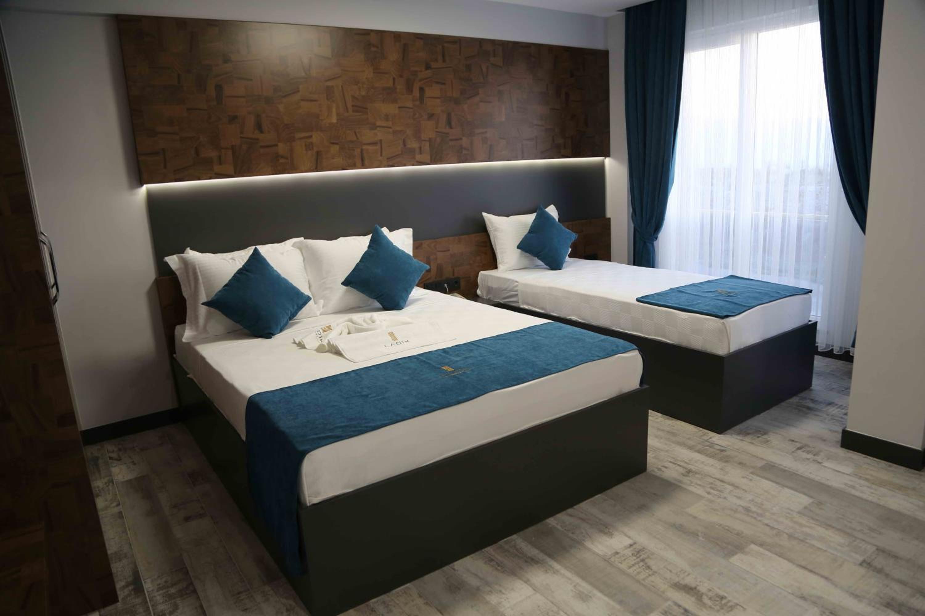 Deluxe King Room - Photo 3