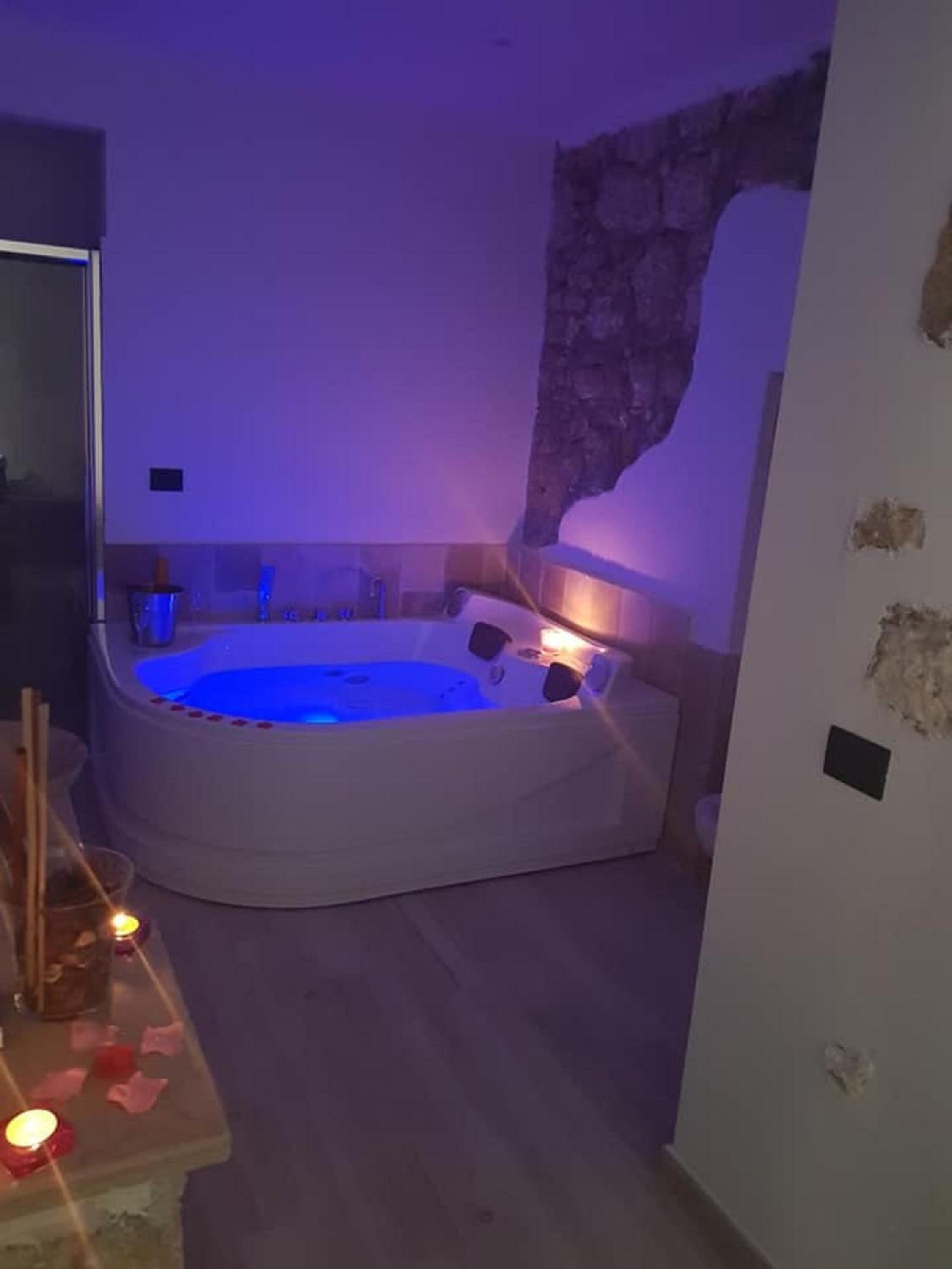 Suite with Spa Bath - Photo 18