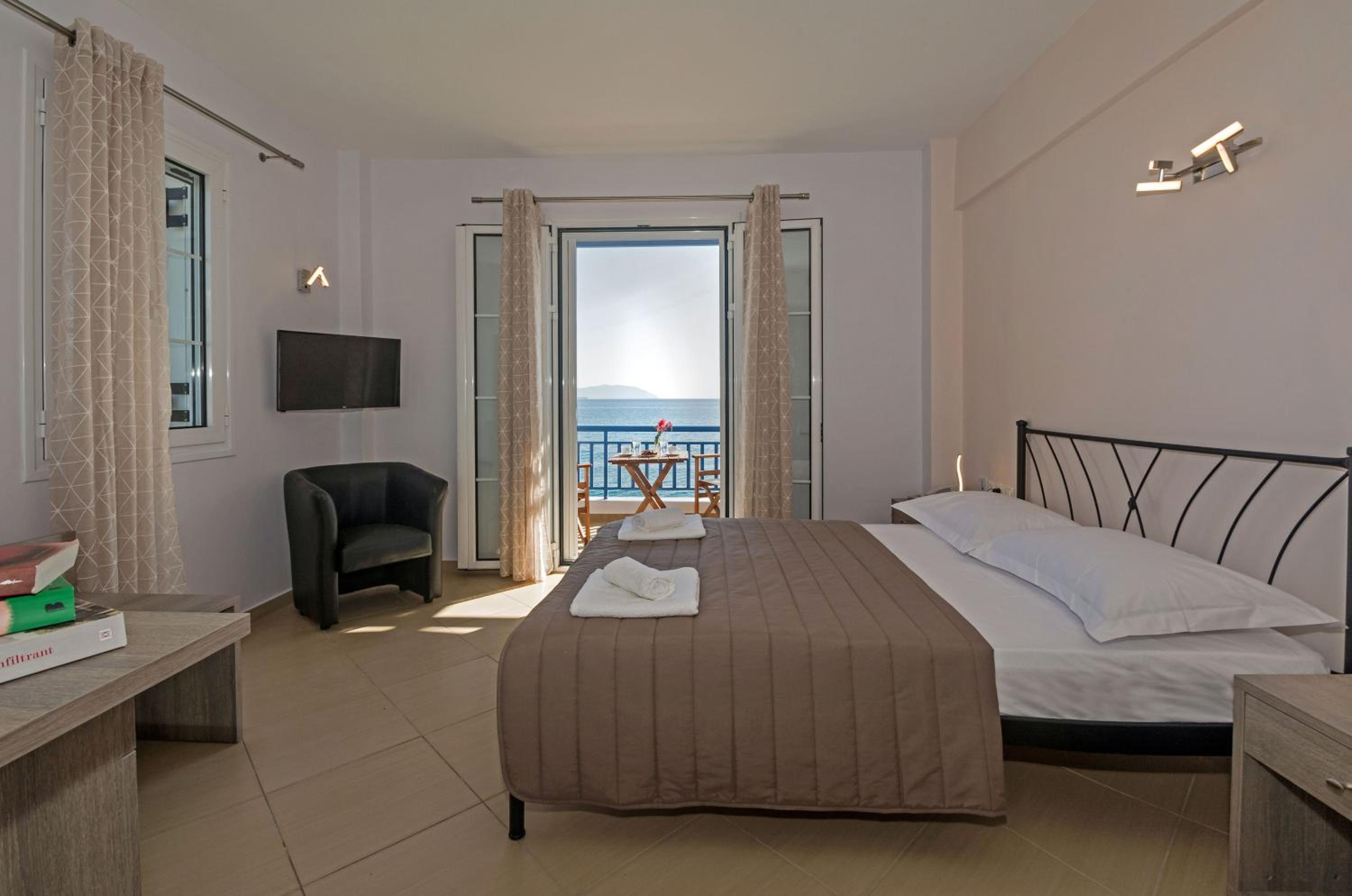 Double Room with Sea View - Photo 1