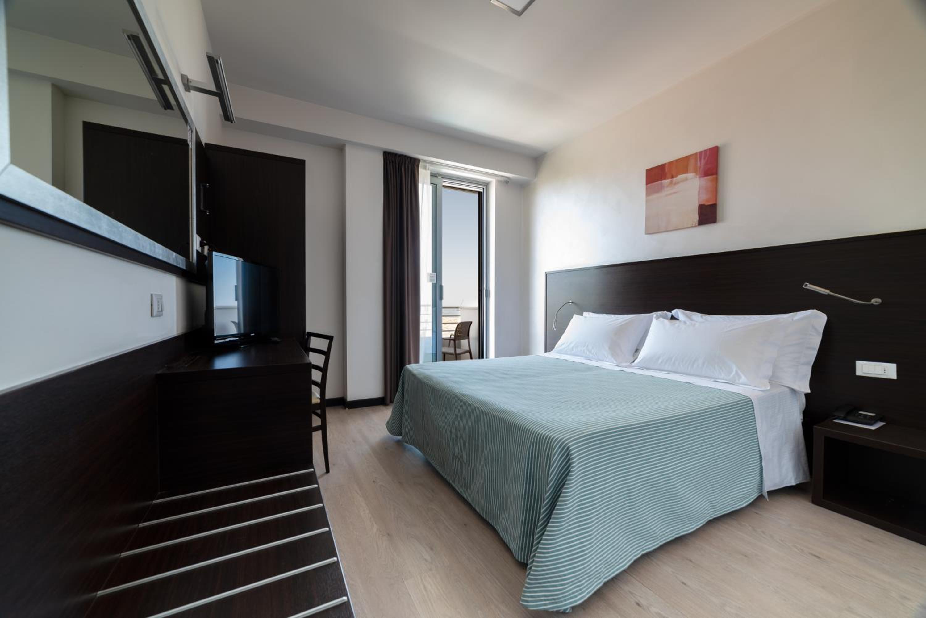 Classic Double or Twin Room with Partial Sea View - Photo 6
