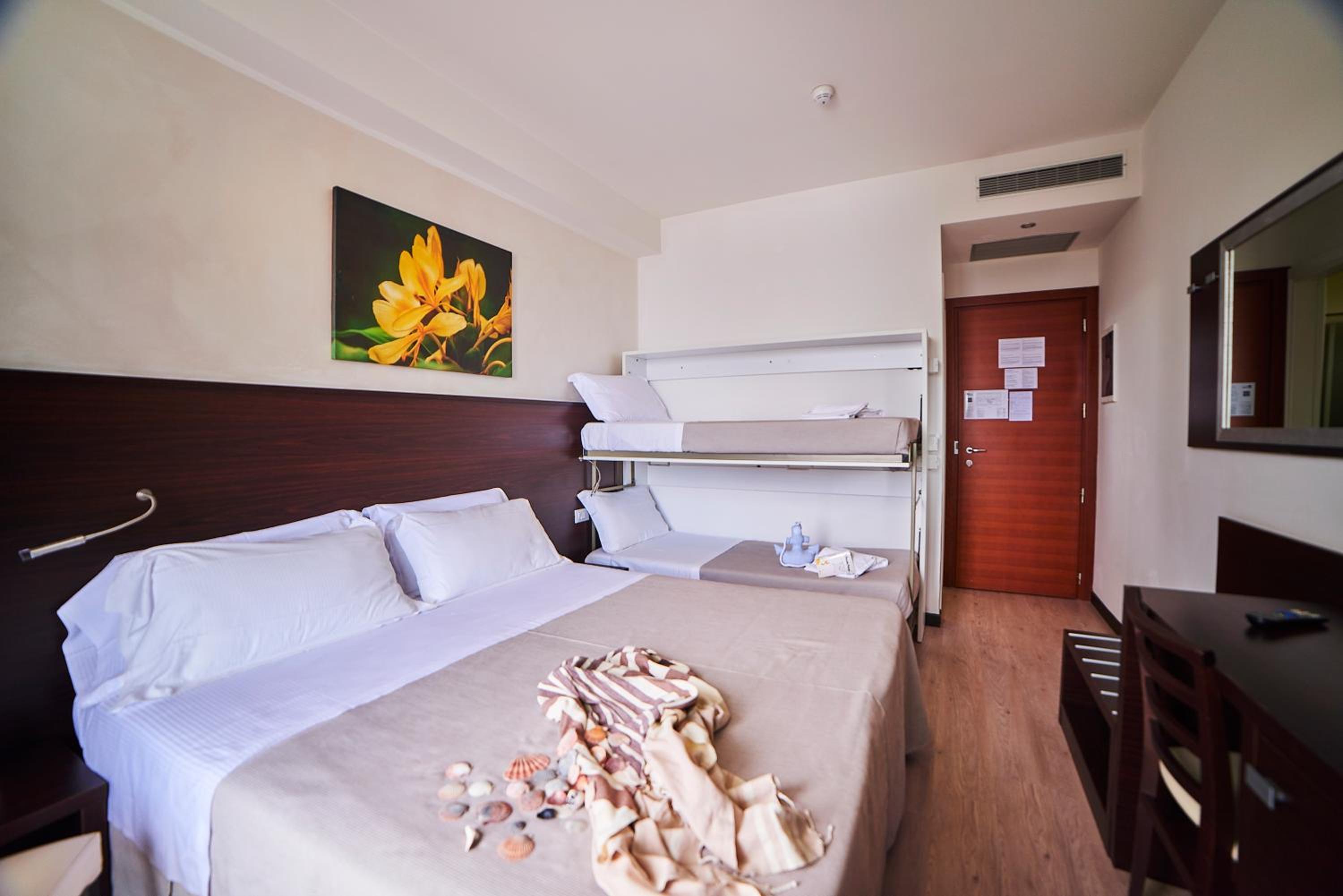 Classic Double or Twin Room with Partial Sea View - Photo 8
