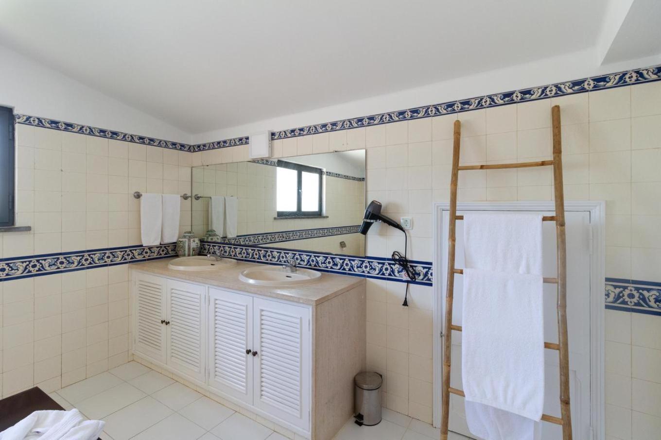 Deluxe Double Room (2 Adults + 1 Child) - Photo 13