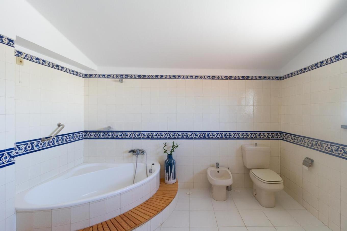 Deluxe Double Room (2 Adults + 1 Child) - Photo 11
