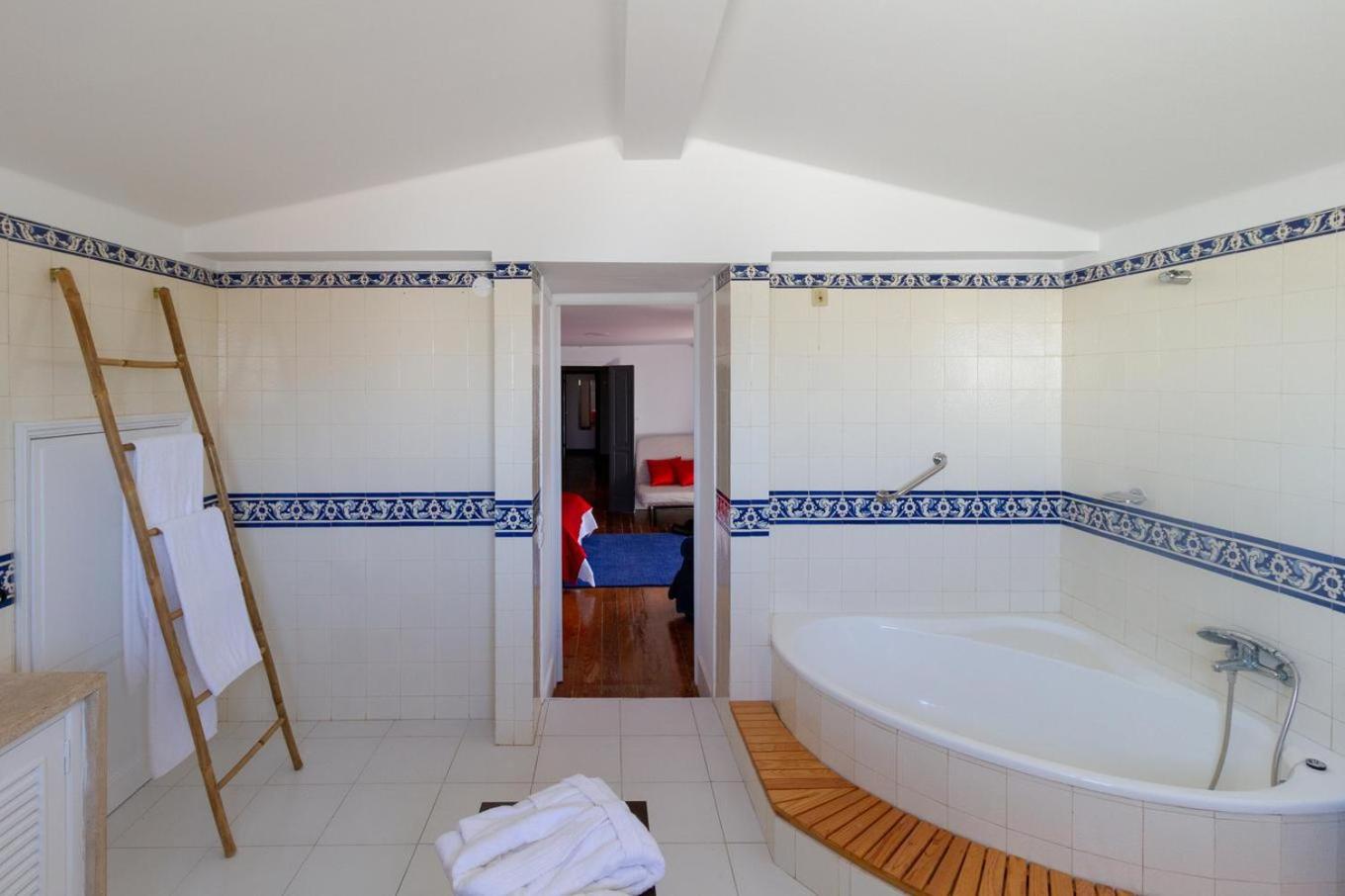 Deluxe Double Room (2 Adults + 1 Child) - Photo 10