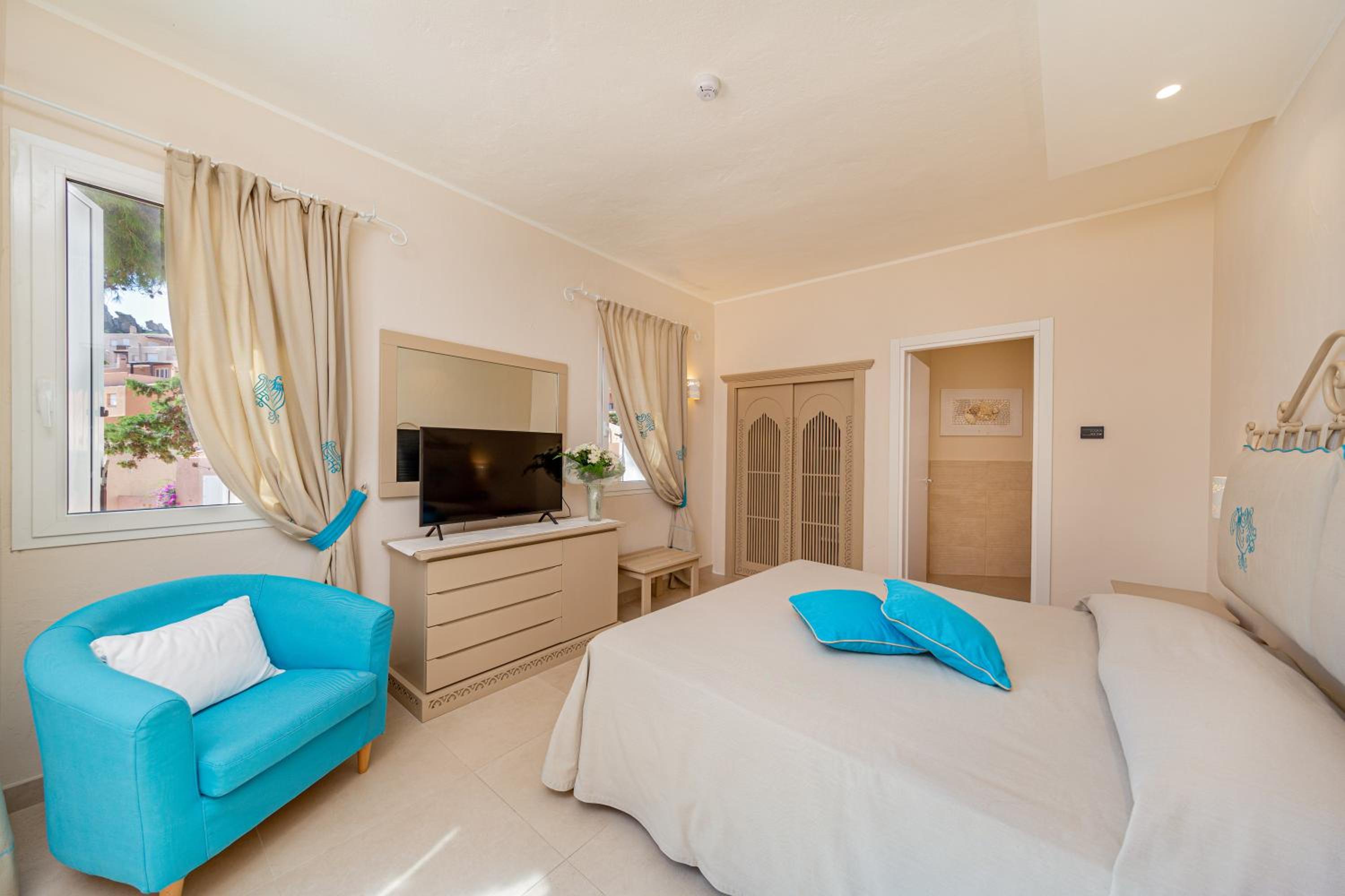 Prestige Two Bedroom Family Room with Partial Sea View - Photo 3