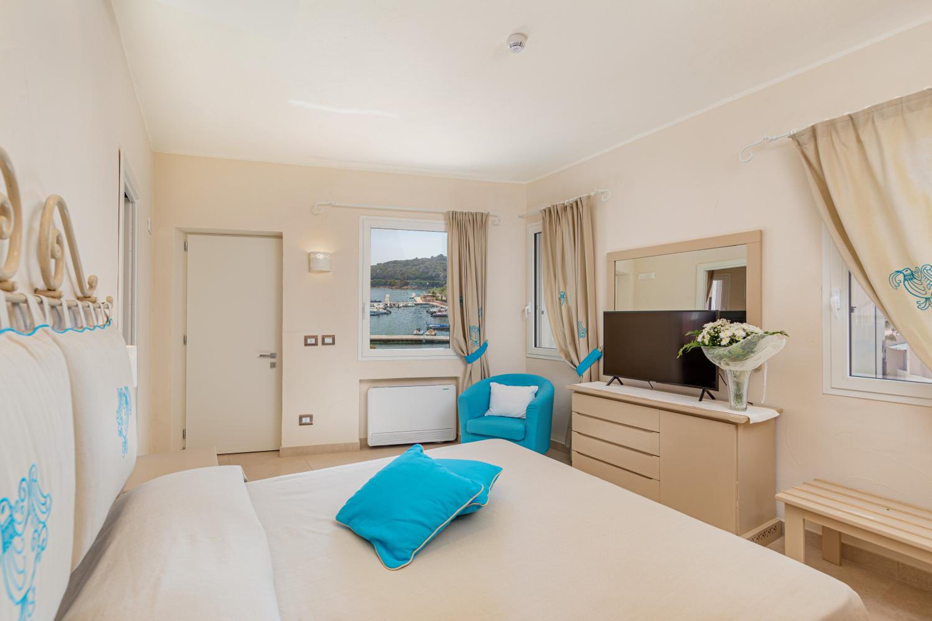 Prestige Two Bedroom Family Room with Partial Sea View - Photo 4