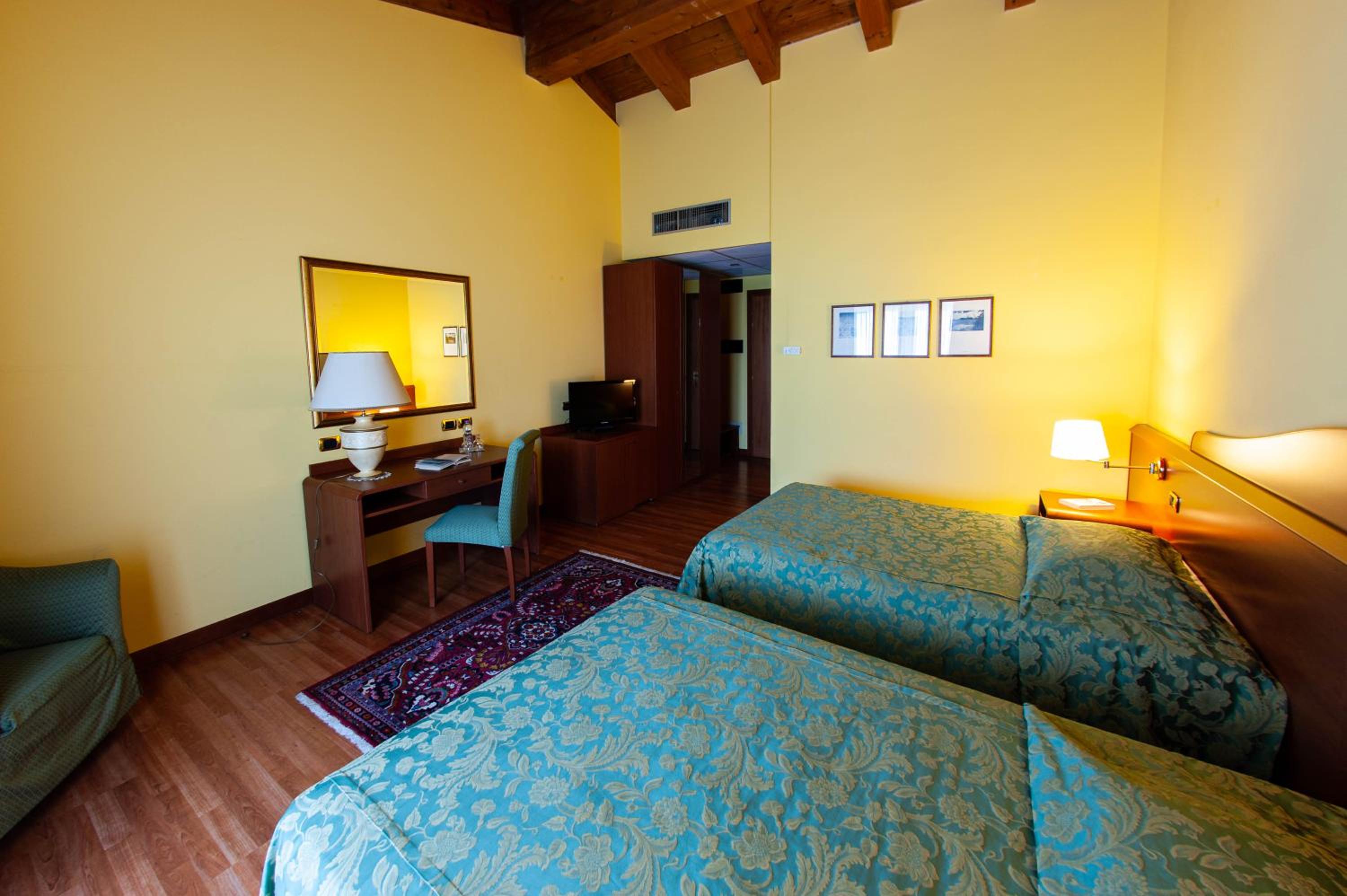 Double or Twin Room with City View photo 3