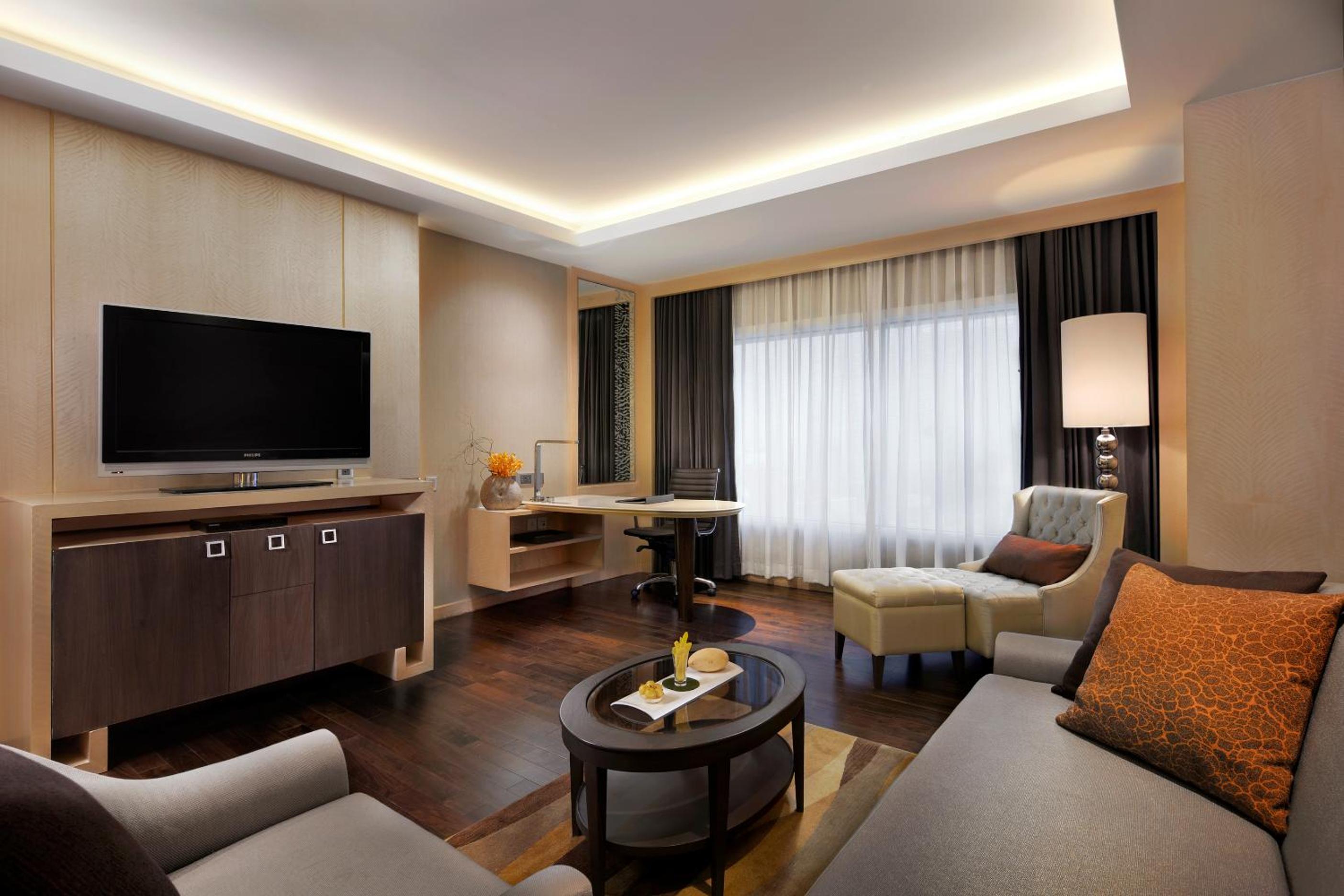 Club One Bedroom Corner Suite thumbnail 6