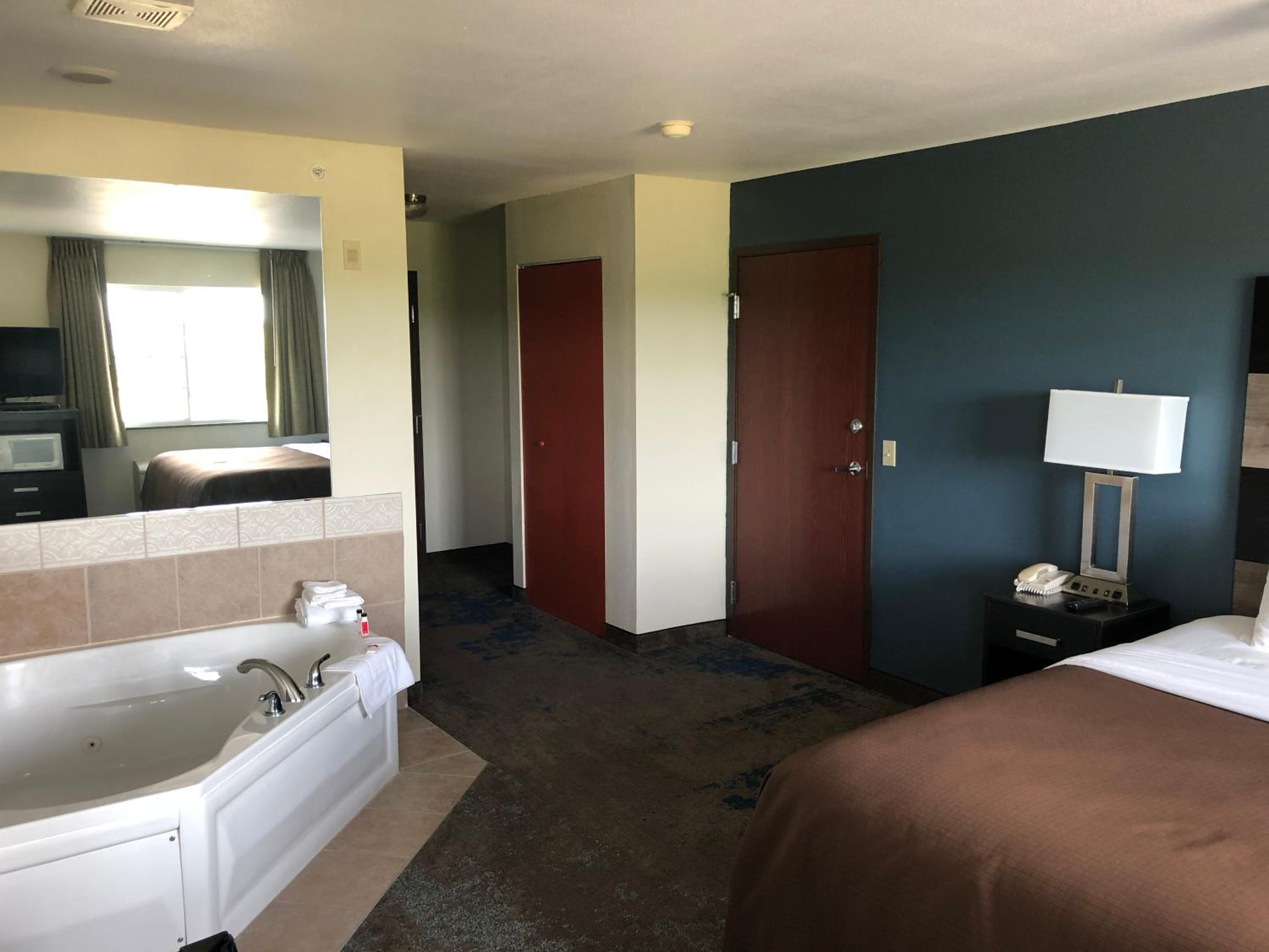 1 King Bed, Deluxe Studio Suite, Non Smoking - Photo 2