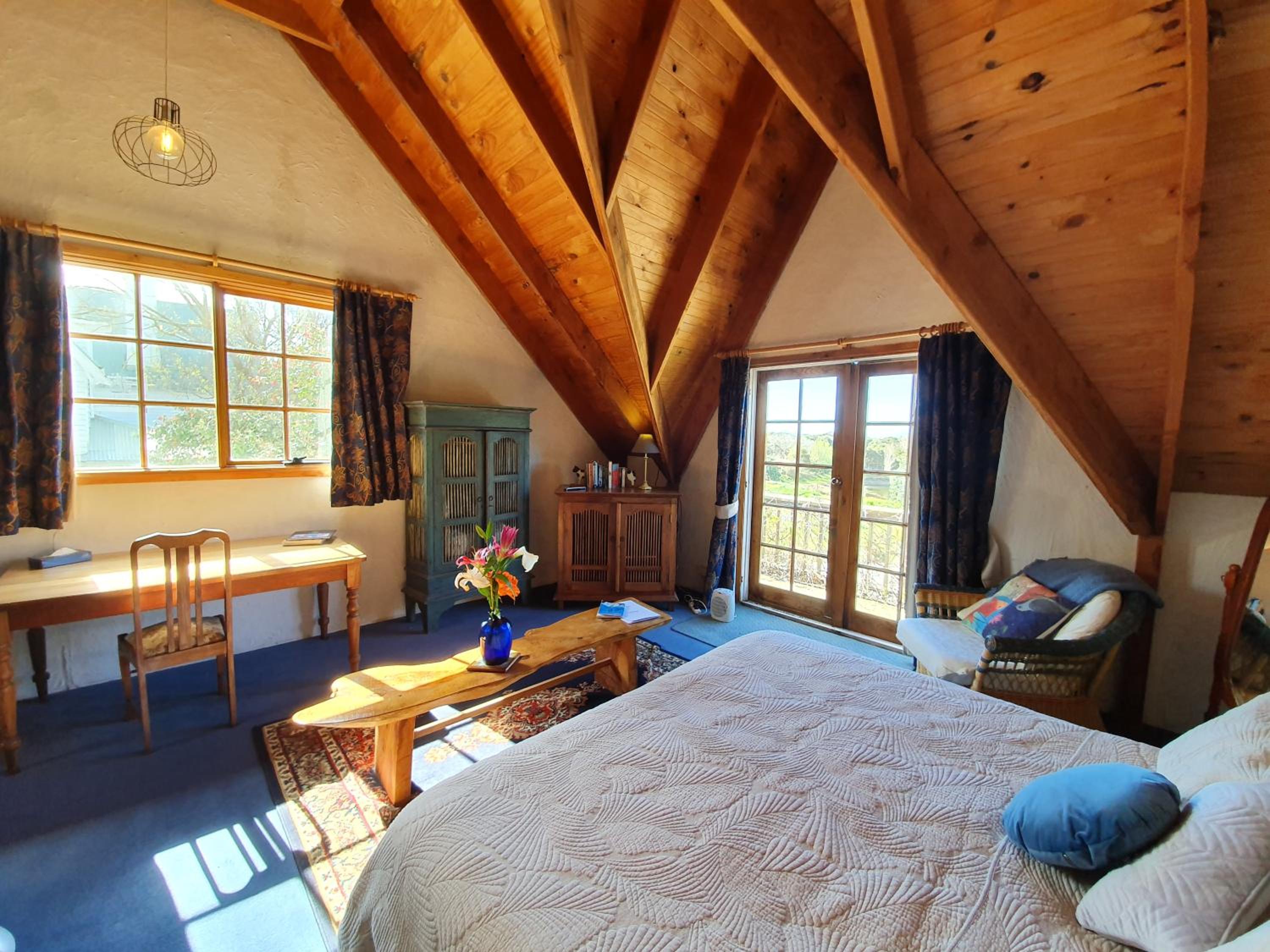 King Room with Balcony - Photo 4