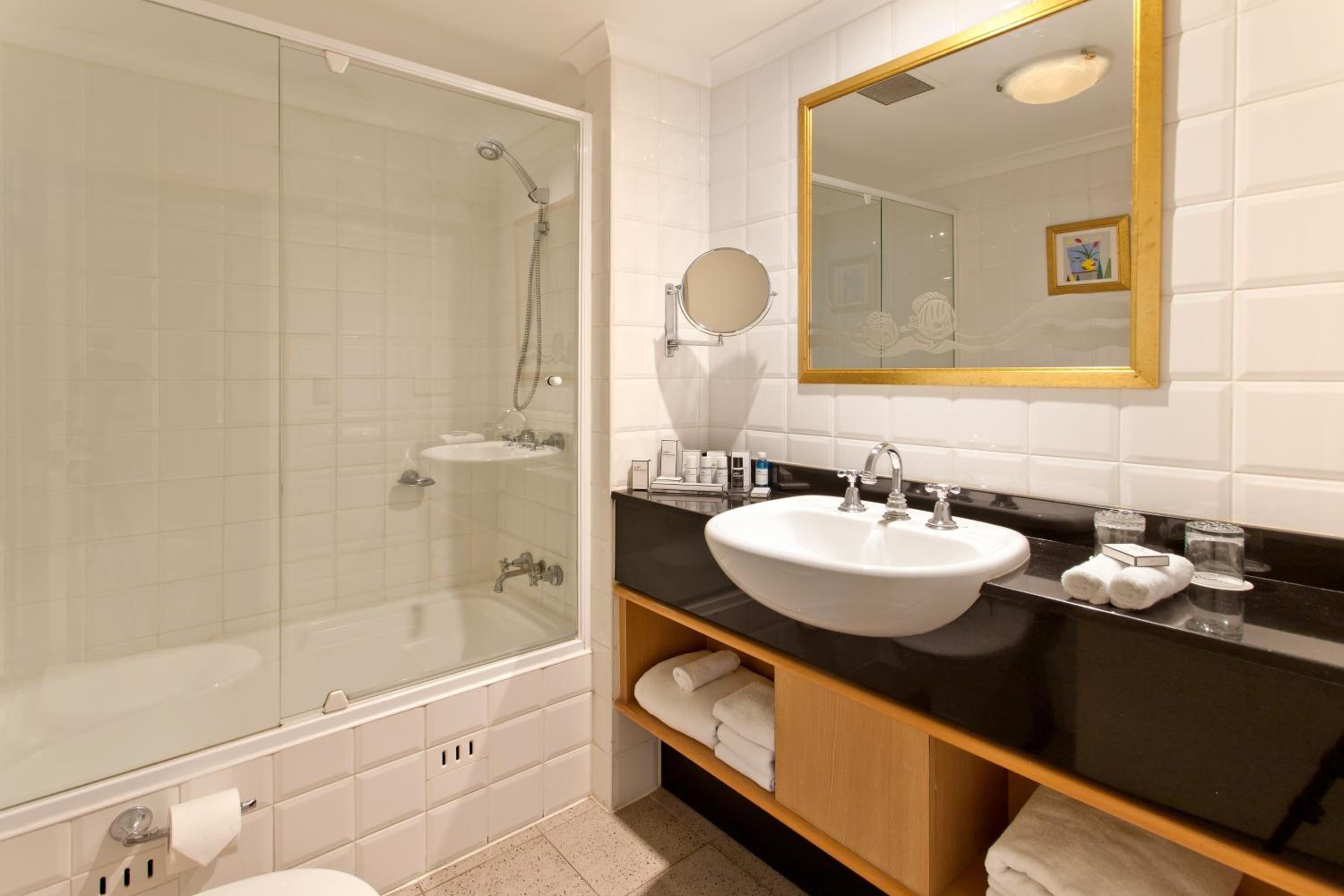Economy Twin Room thumbnail 5