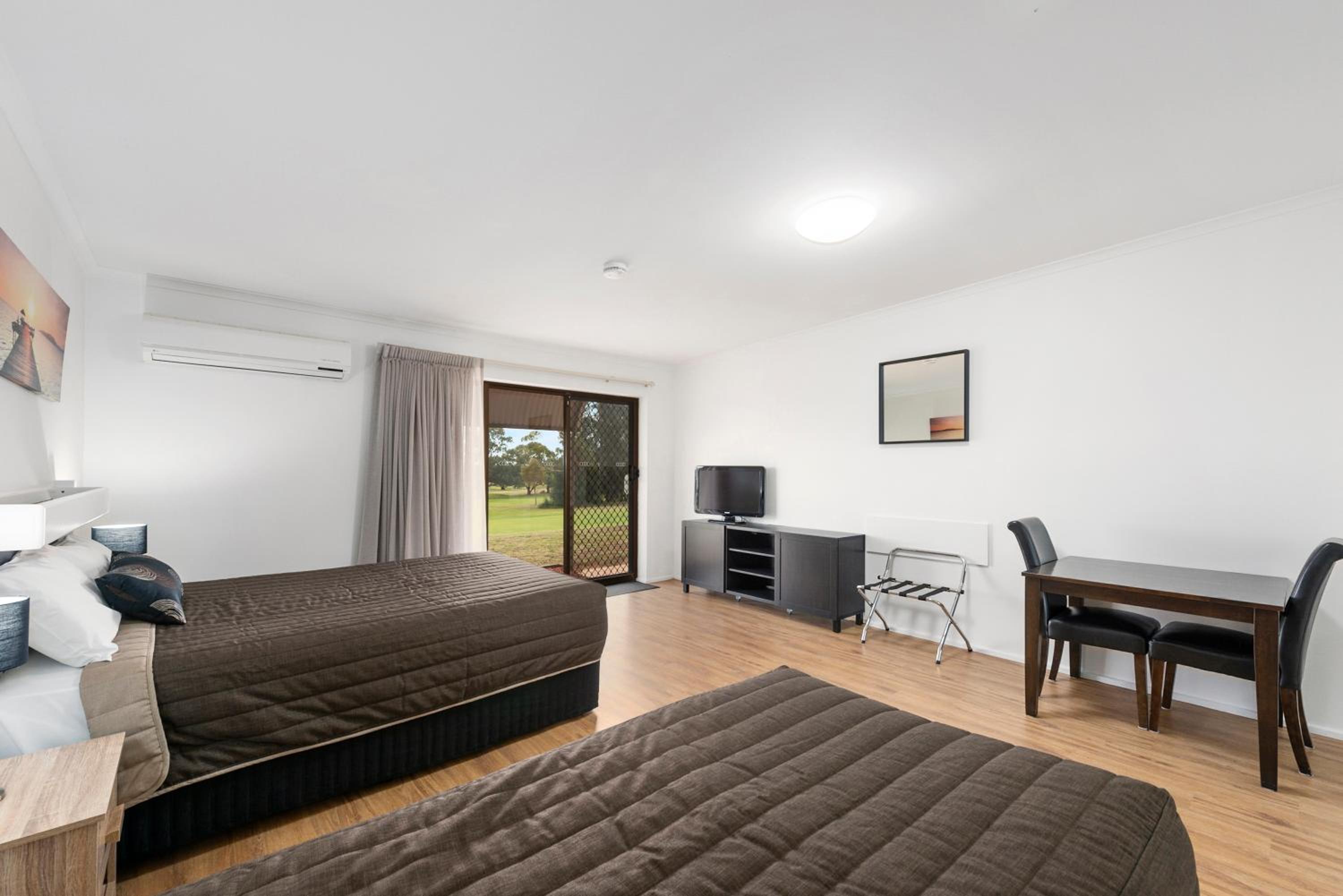 Standard Studio with Queen and Single Bed photo 2