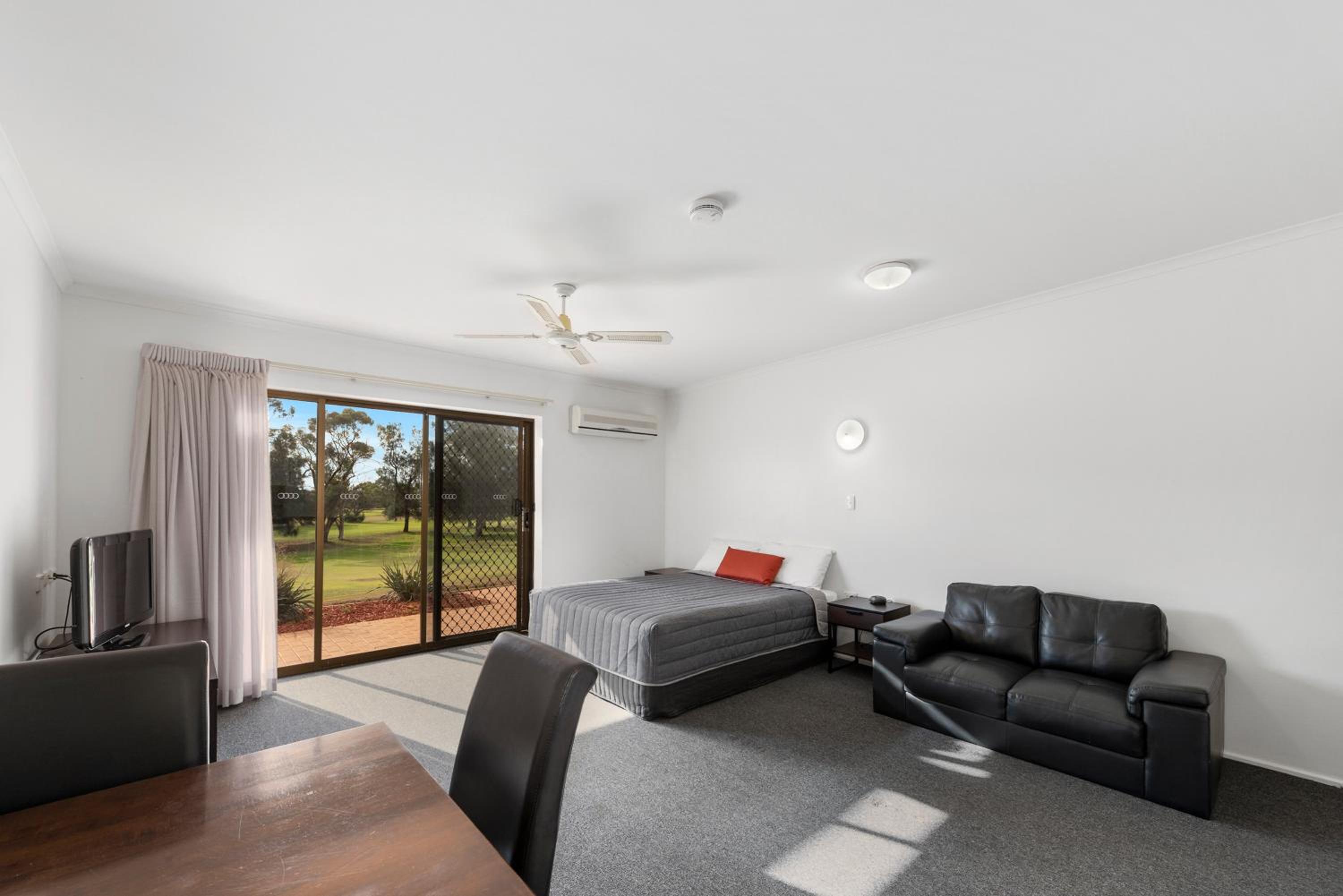 Superior One-Bedroom Unit - Photo 4