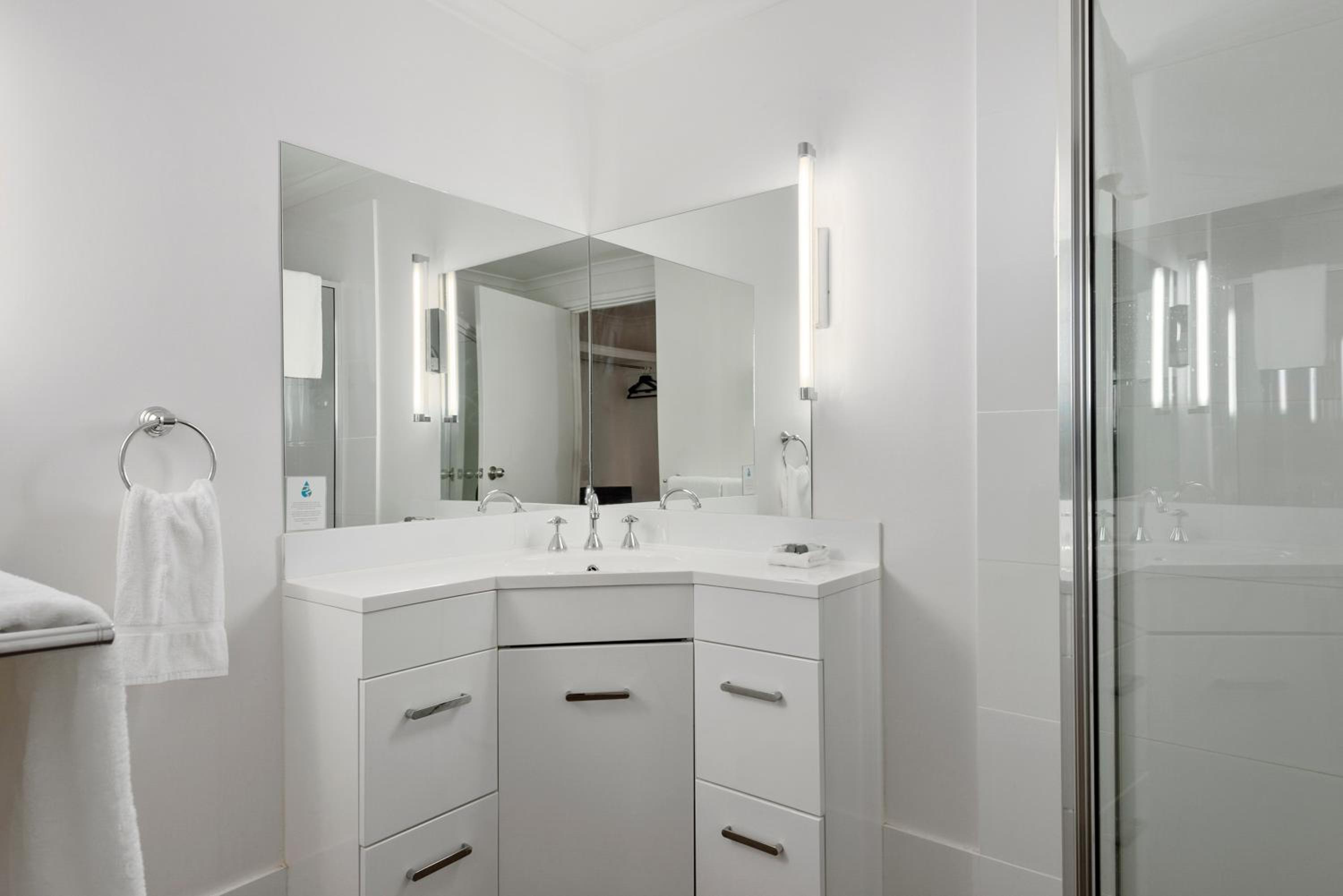 Superior One-Bedroom Unit - Photo 2