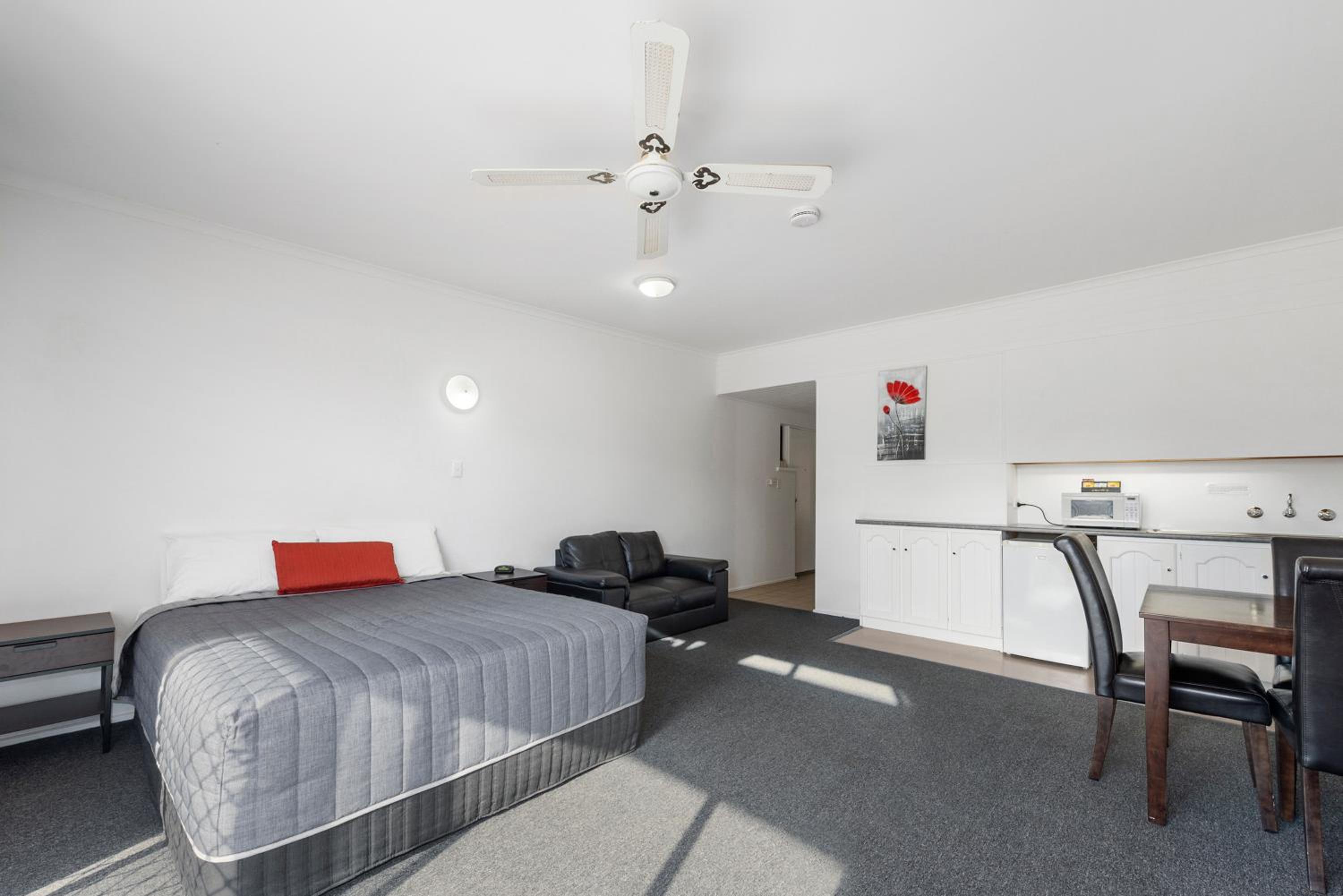 Superior One-Bedroom Unit - Photo 3
