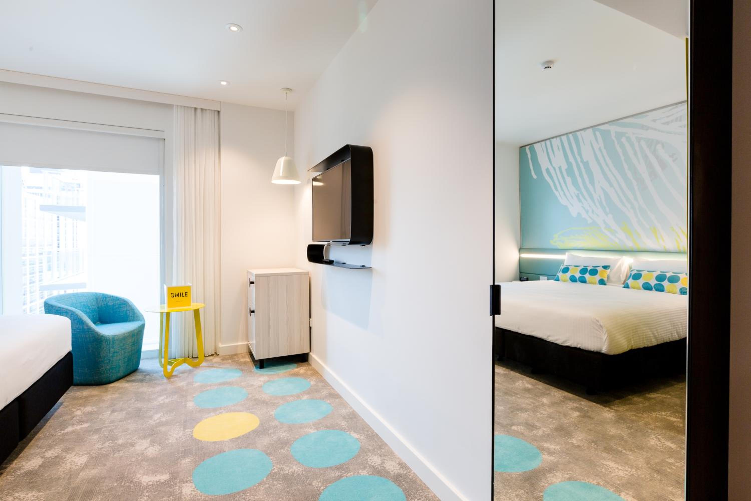 Superior King Room with City View