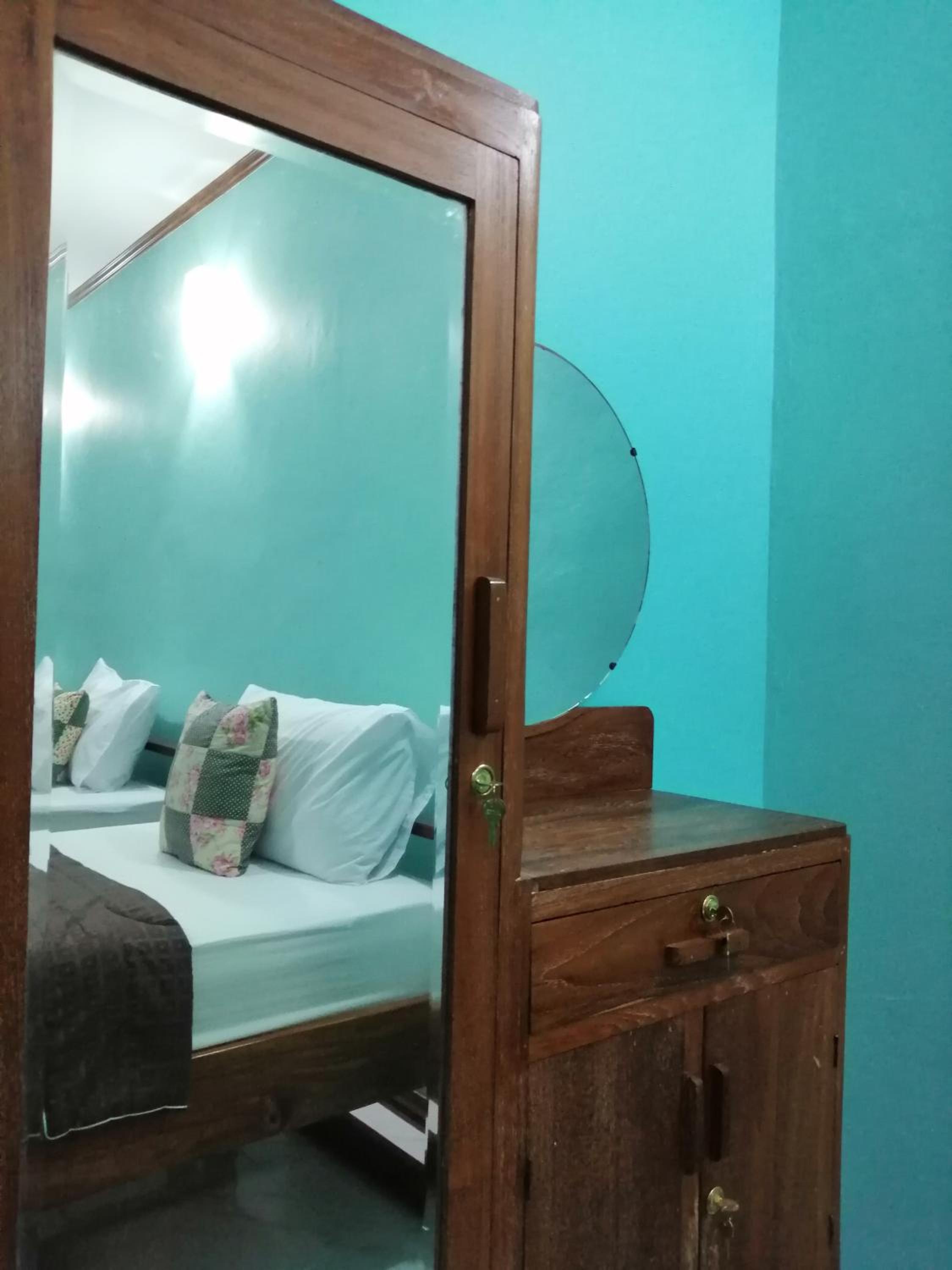 King Room with Roll-In Shower - Disability Access - Photo 4