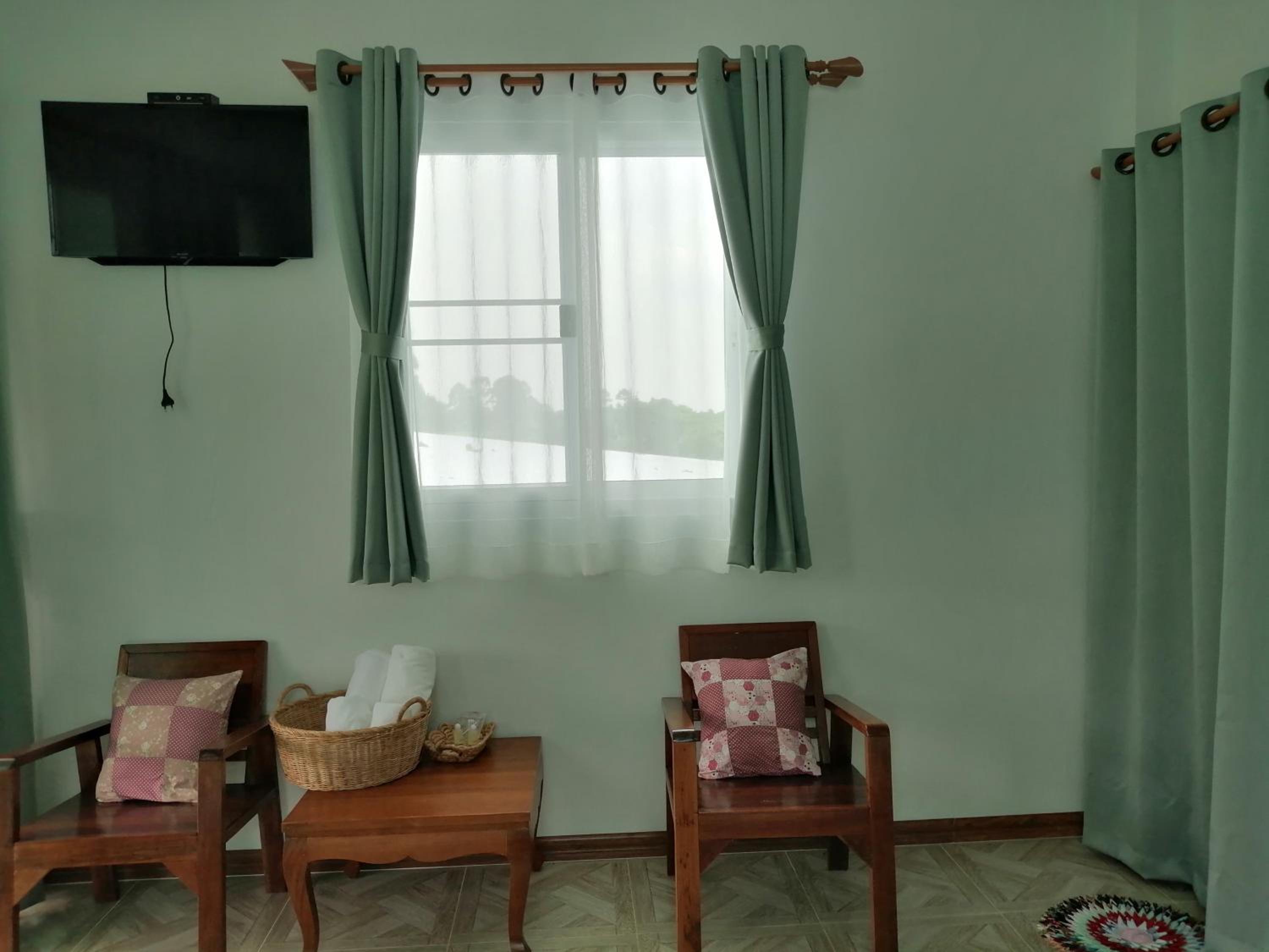 King Room with Roll-In Shower - Disability Access - Photo 8