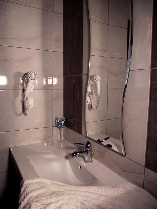 Standard Double Room - Photo 13