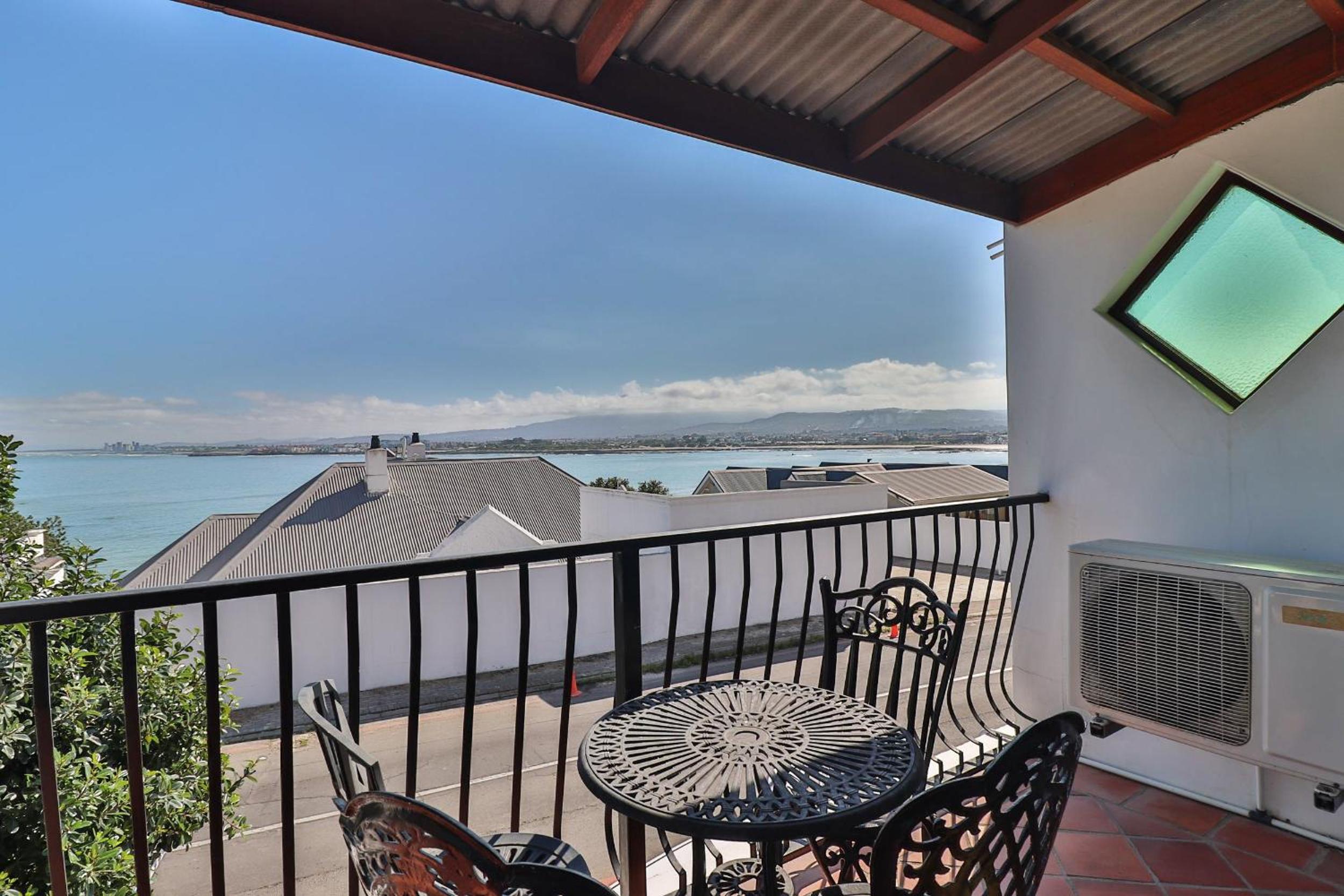 Family Room with Sea View - Photo 5