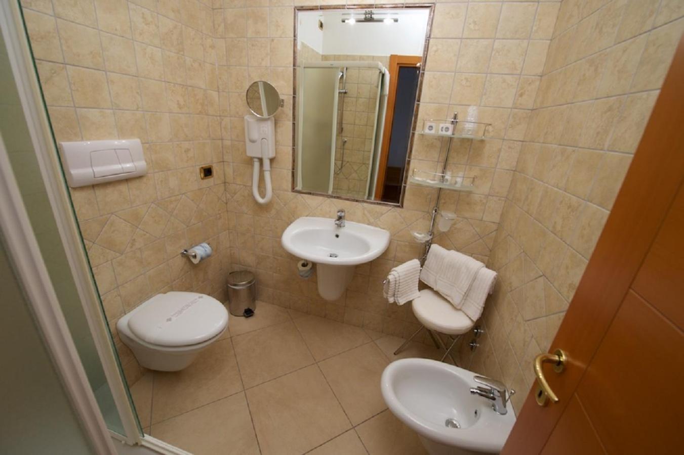 Standard Double Room - Photo 6