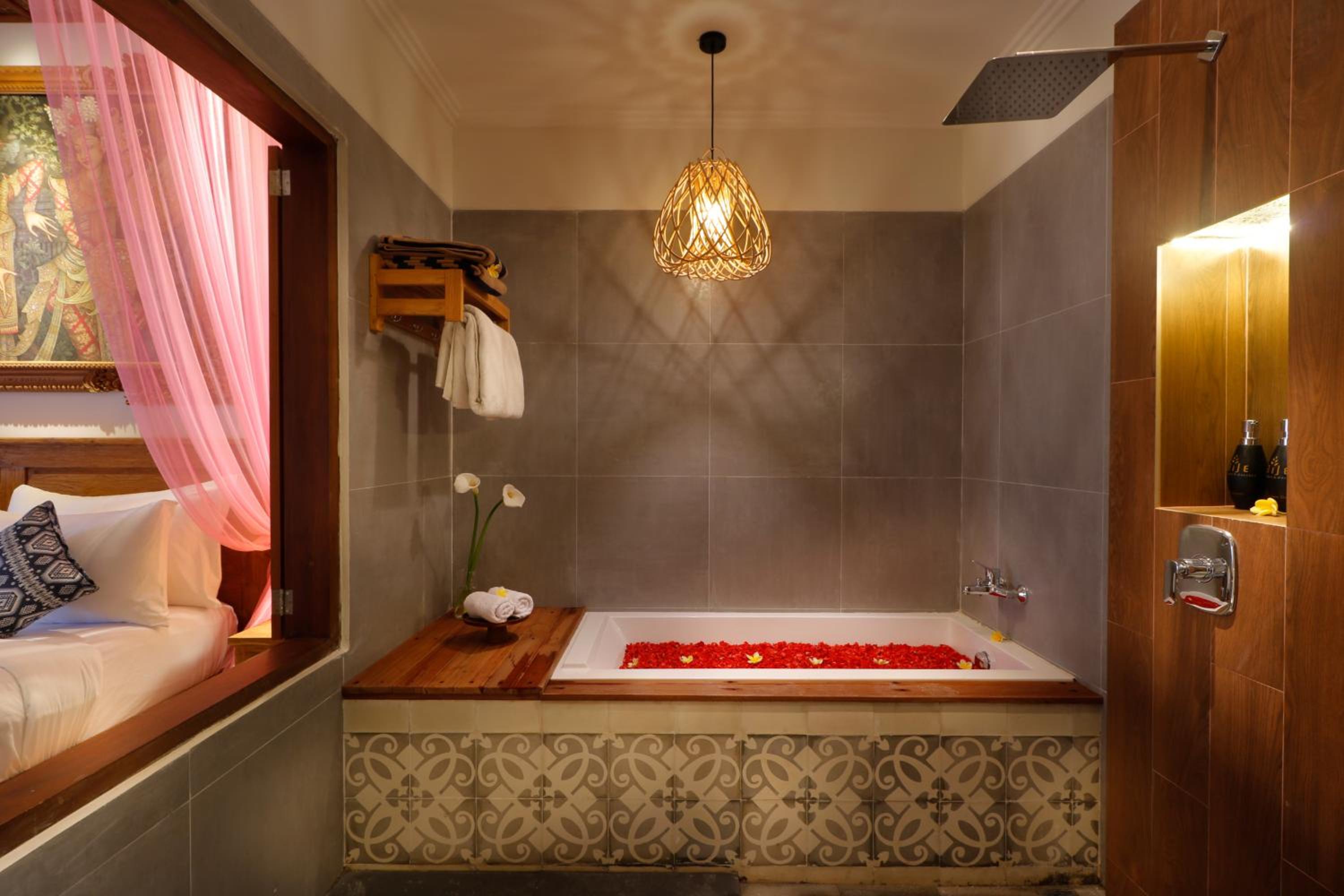 Suite with Pool View - Photo 3