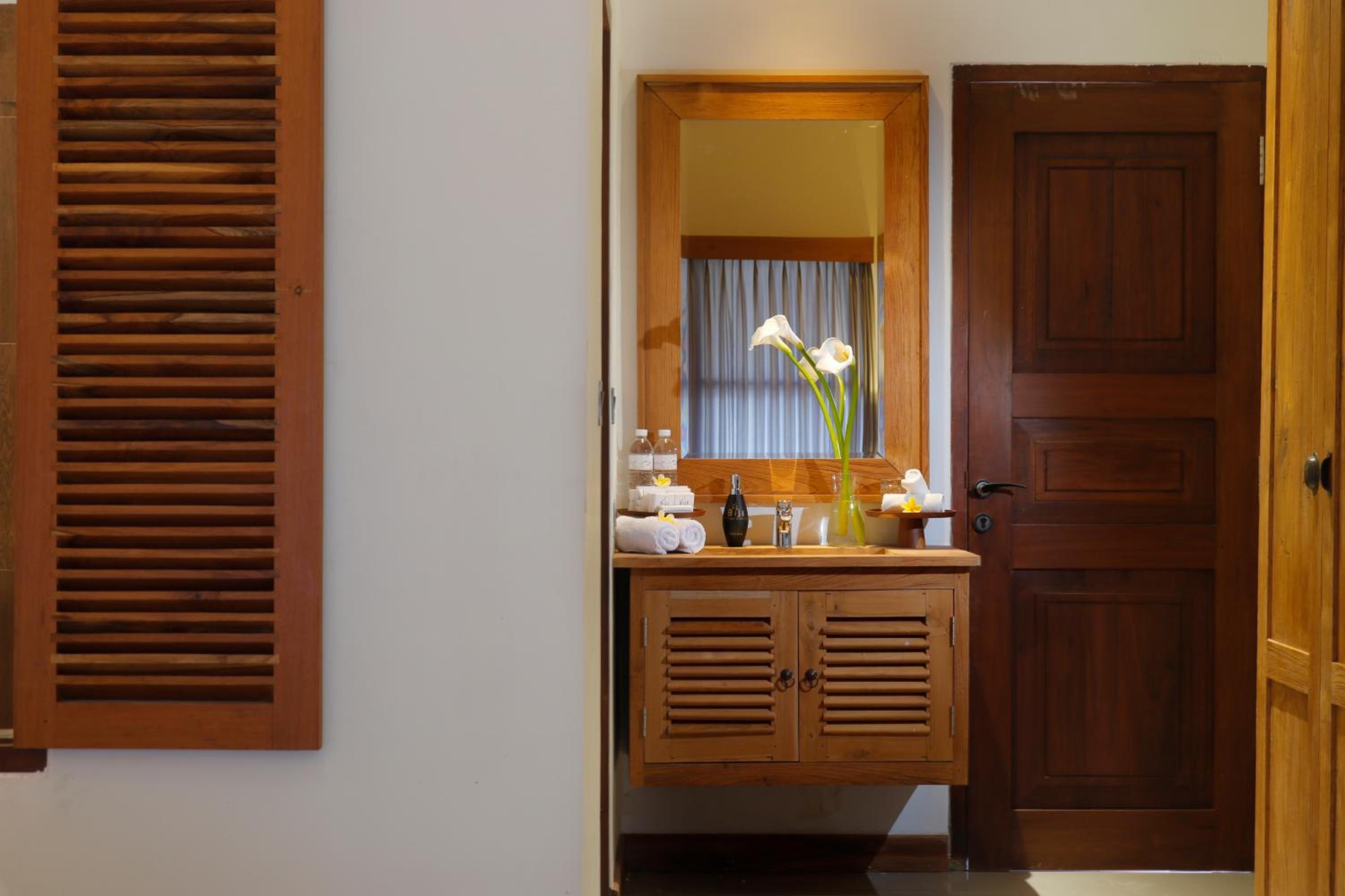 Suite with Pool View - Photo 4
