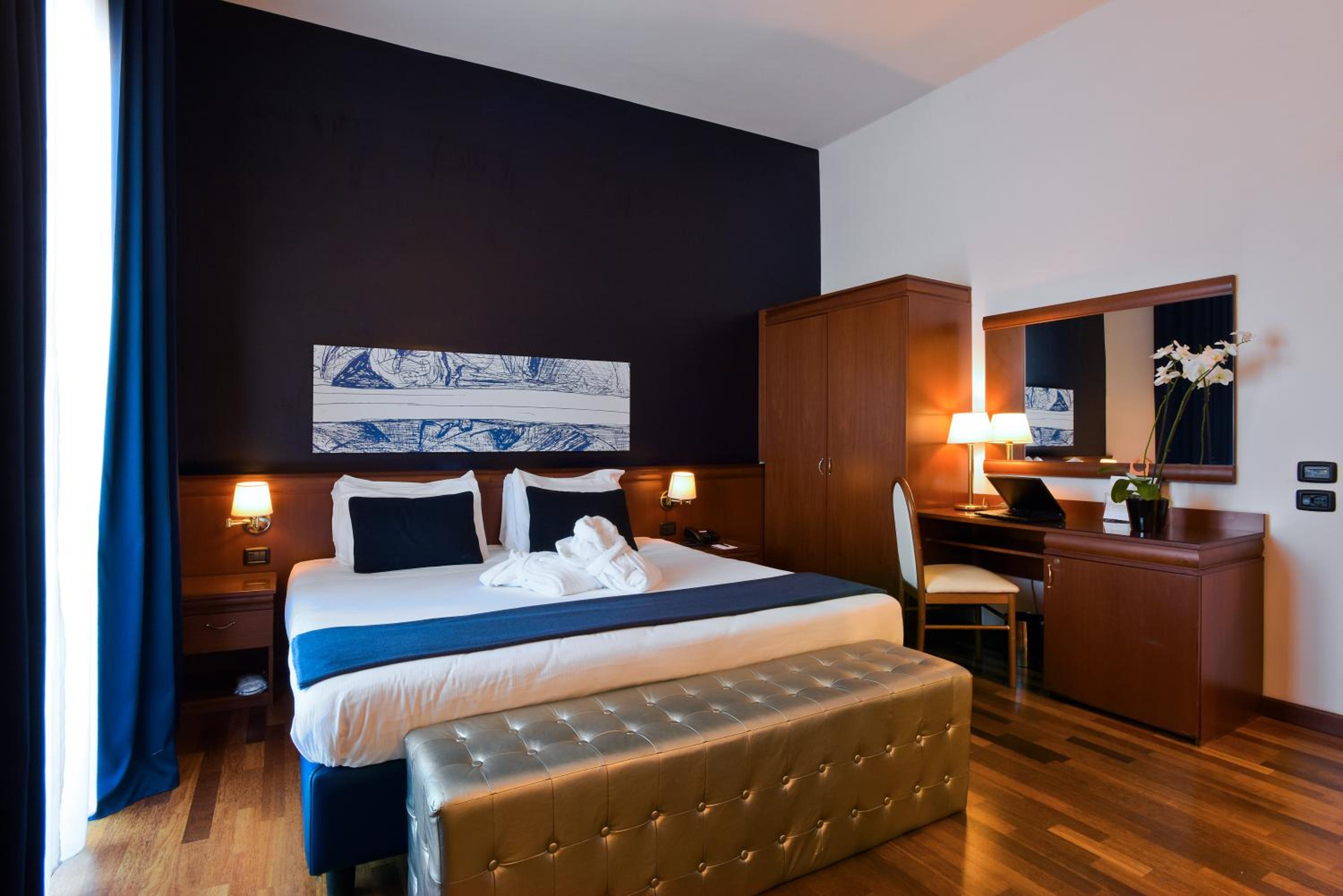 Deluxe Double Room with Balcony photo 2