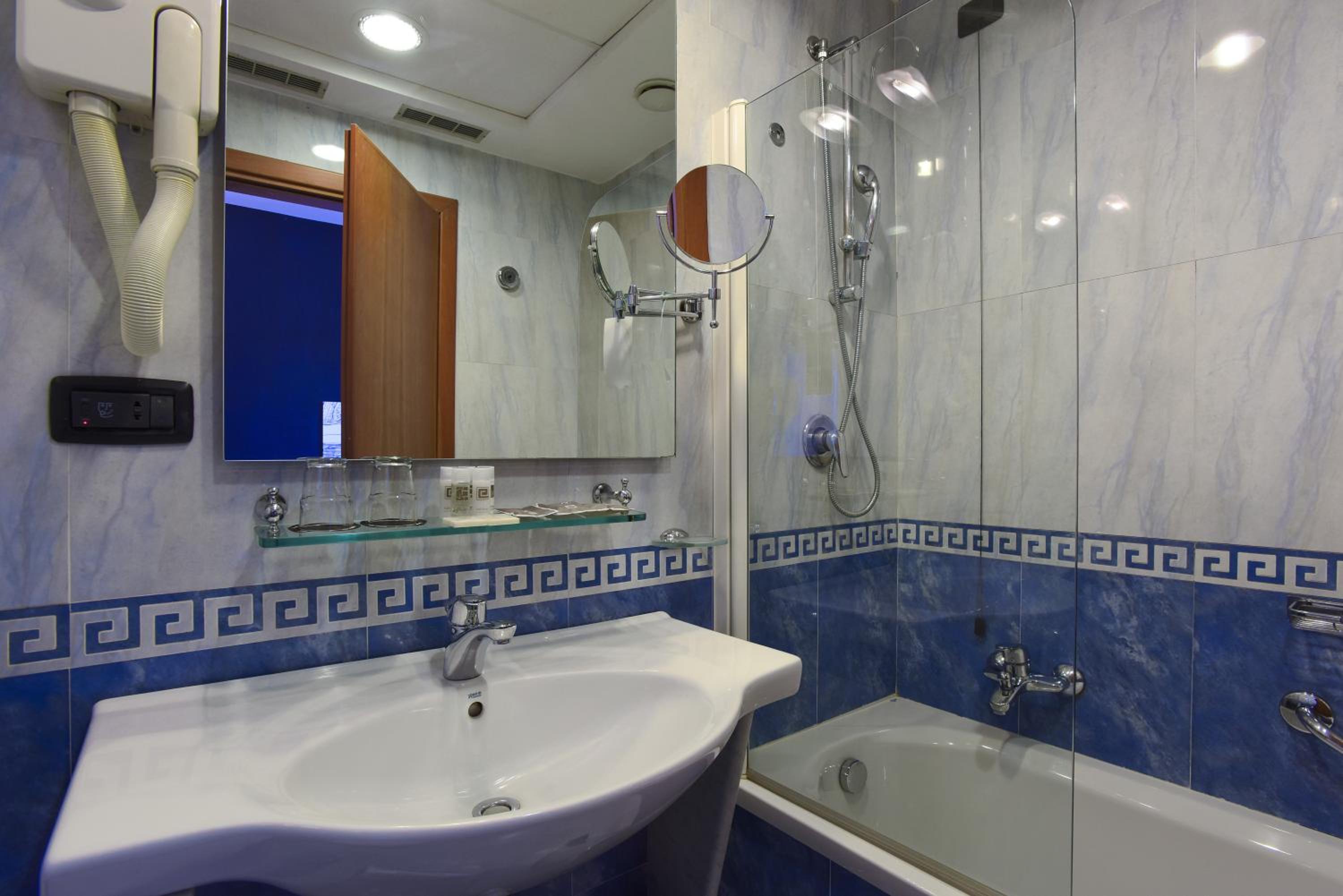 Deluxe Double Room with Balcony photo 3