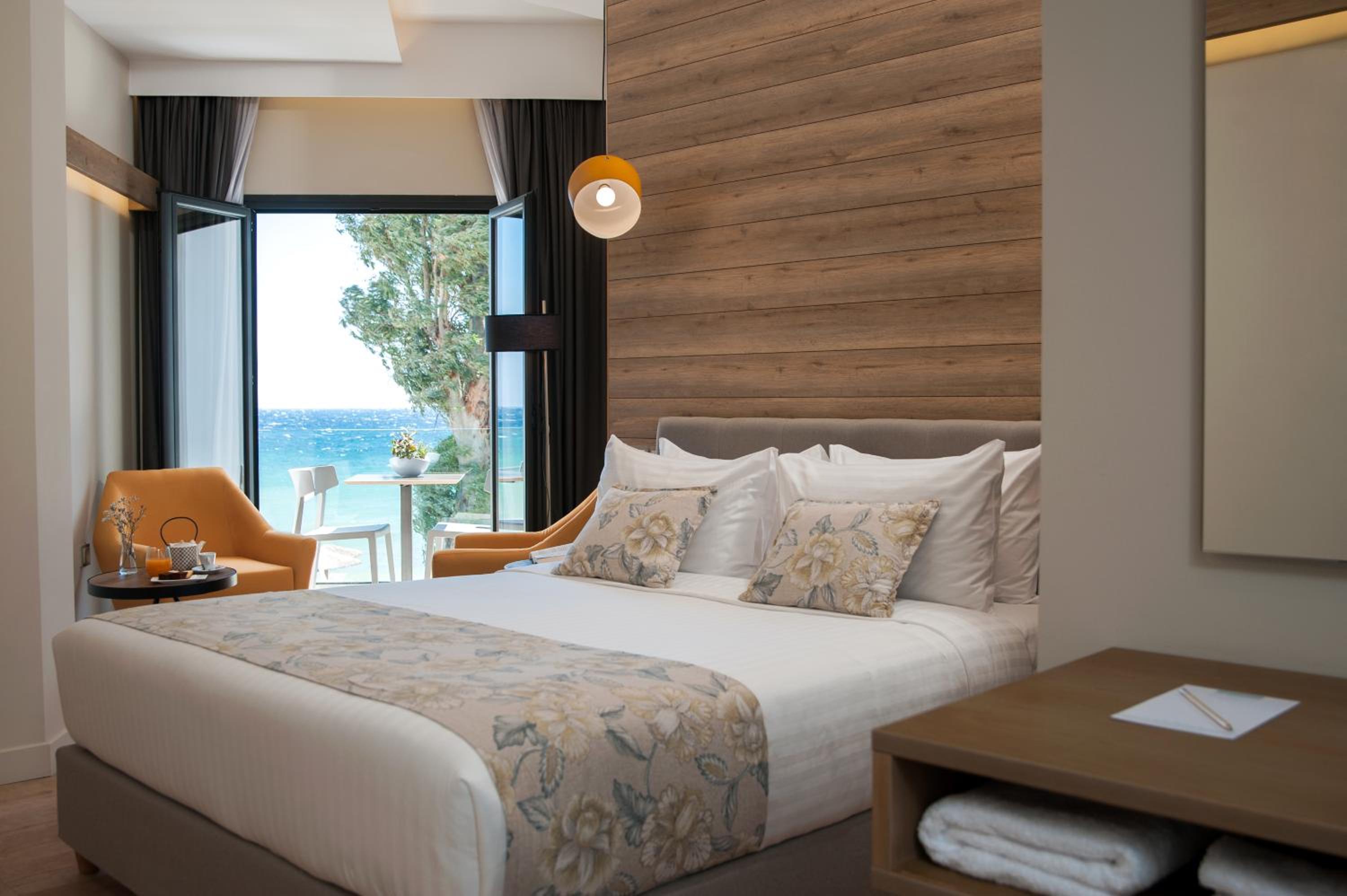 Double or Twin Room with Sea View - Photo 9