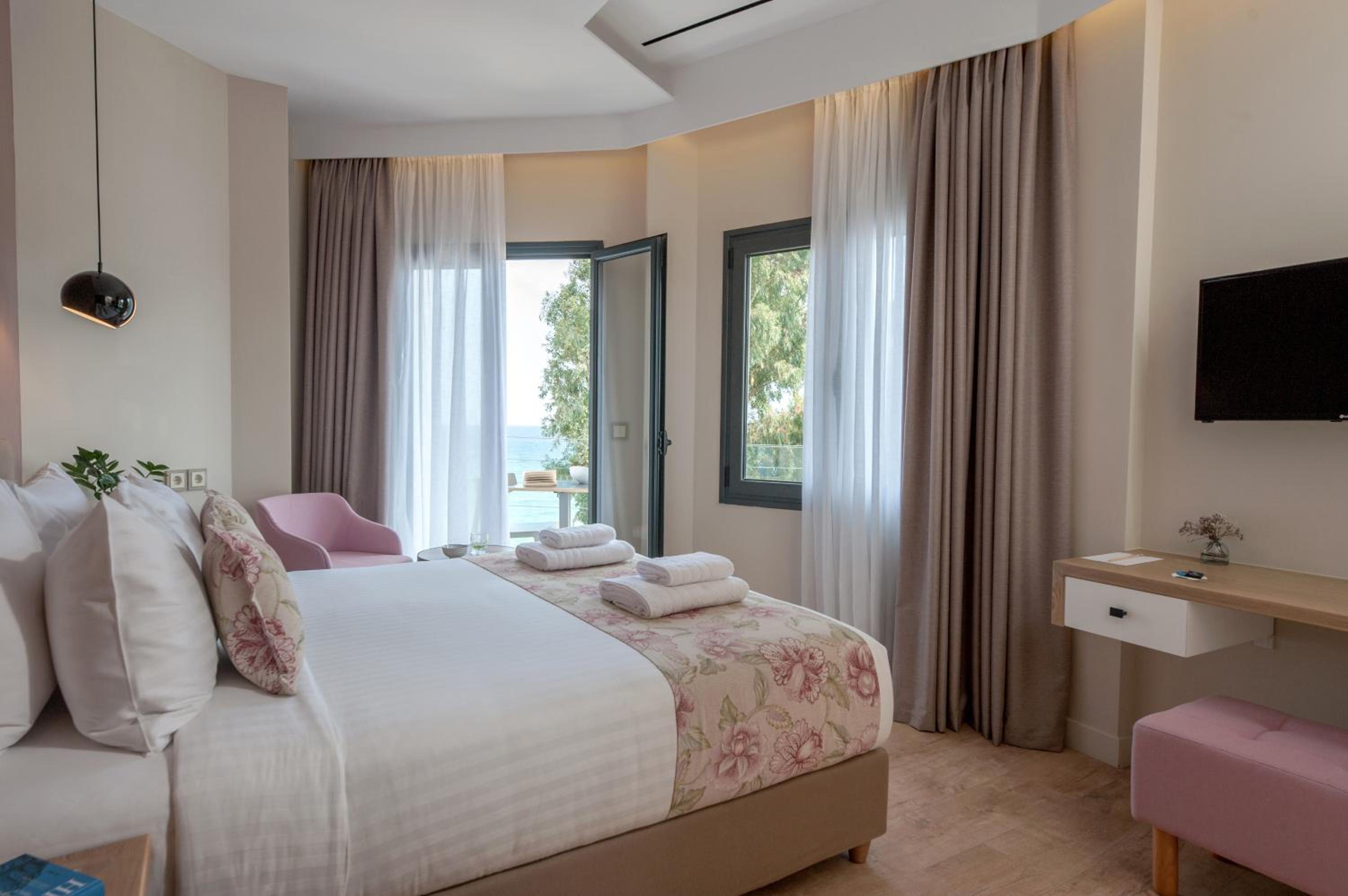 Double or Twin Room with Sea View - Photo 7