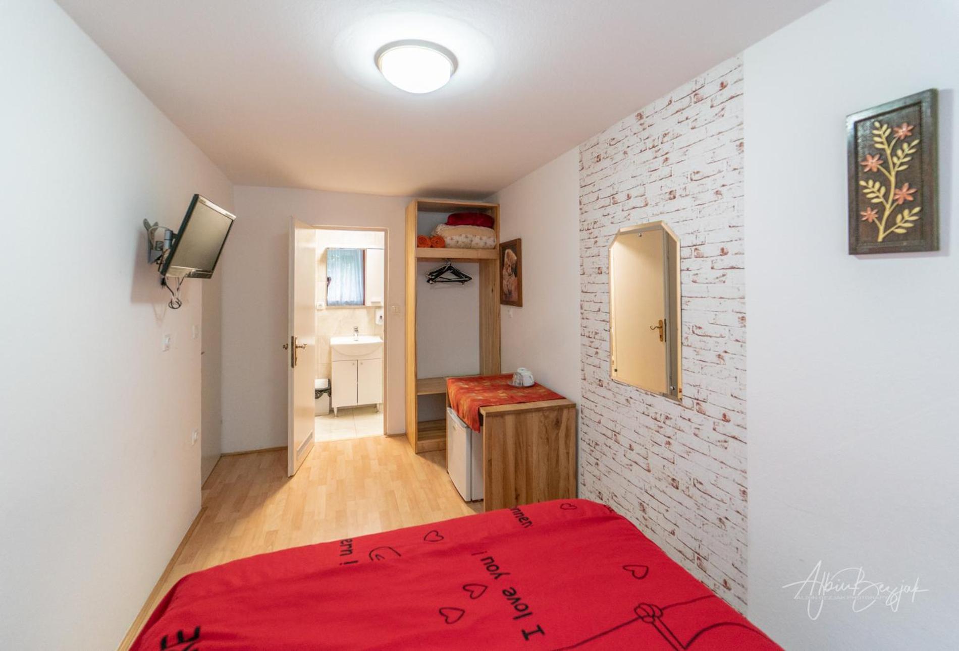 Budget Double Room - Ground Floor - Photo 10