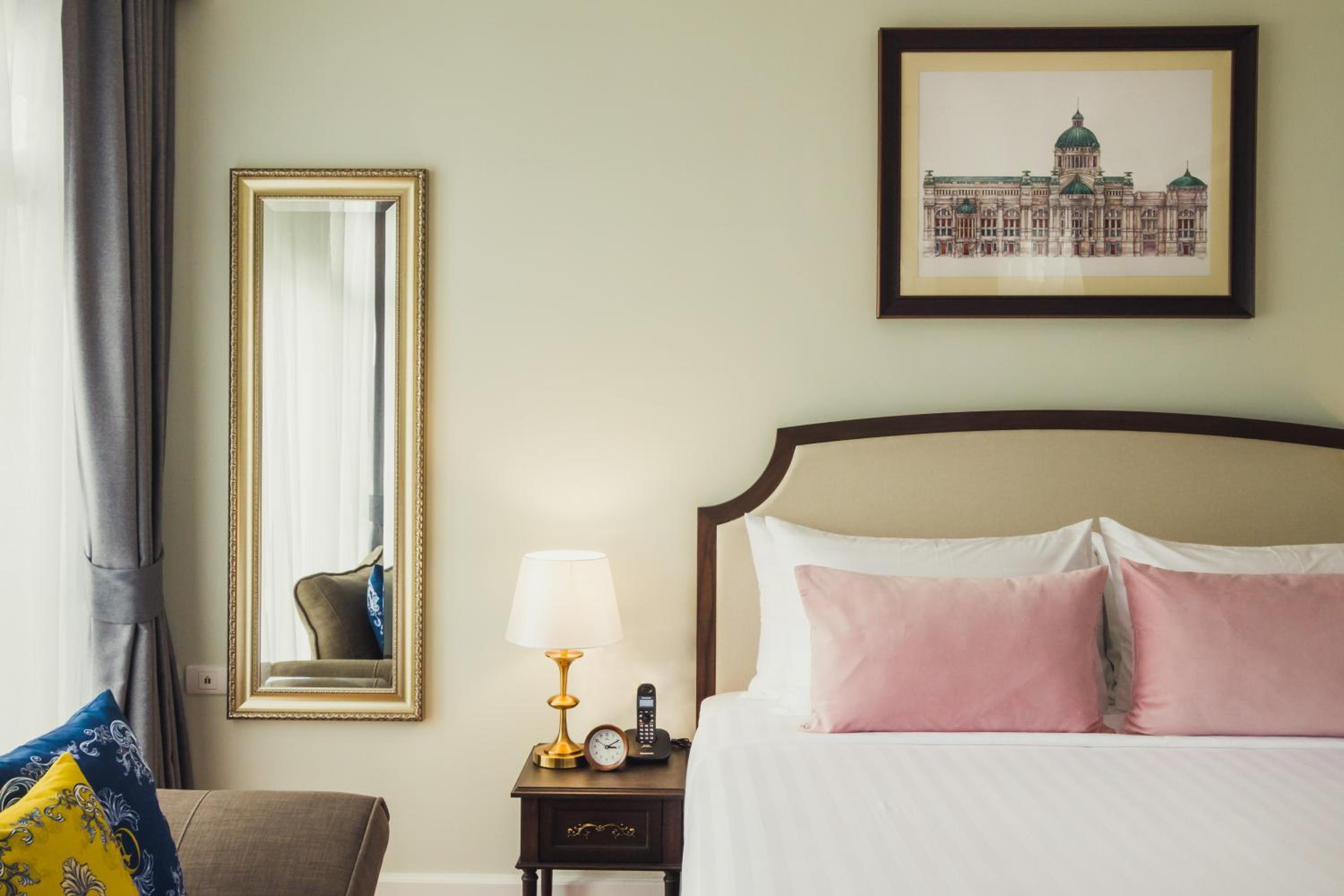 Queen Room photo 2