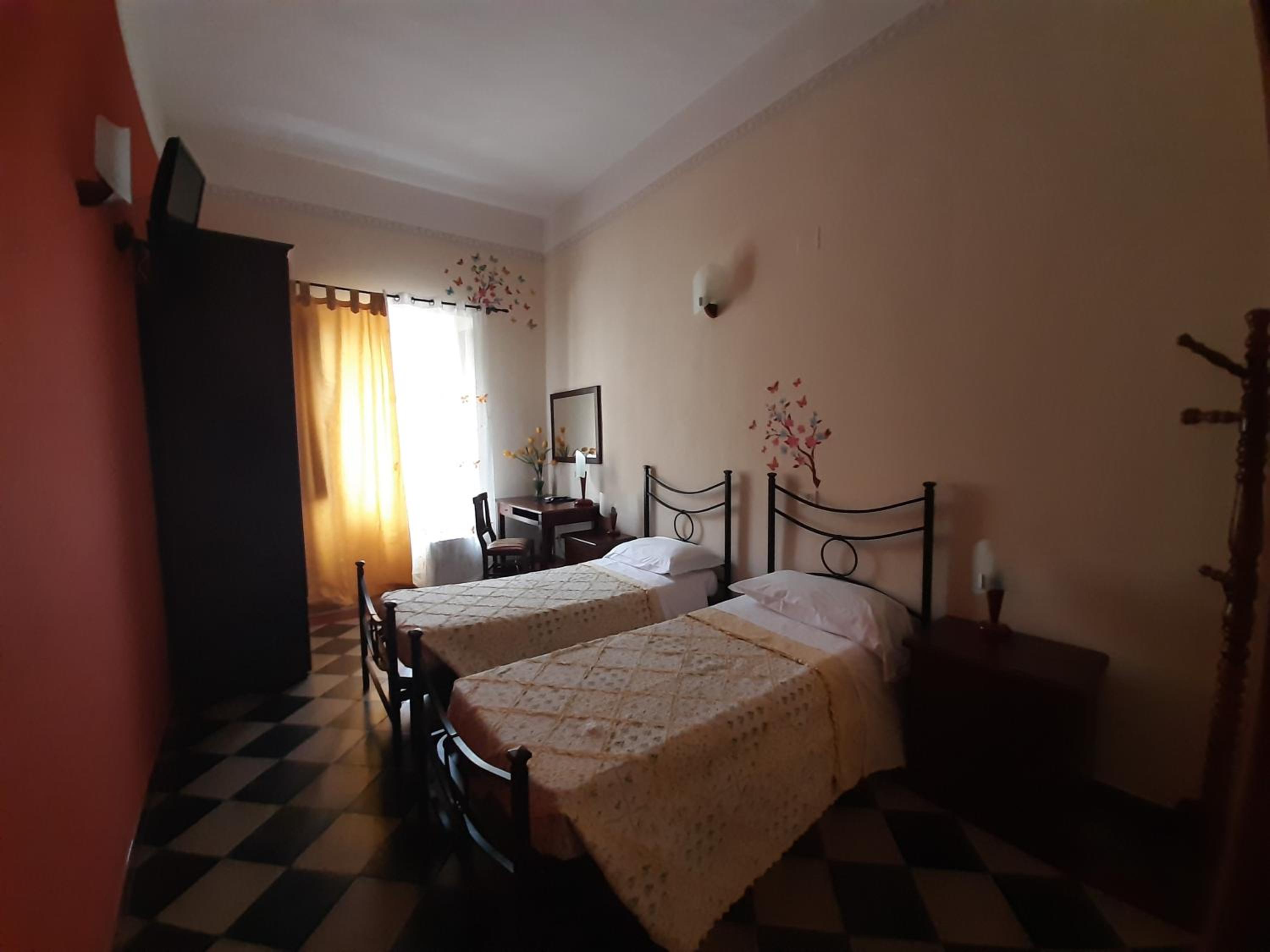 Double Room - Photo 5