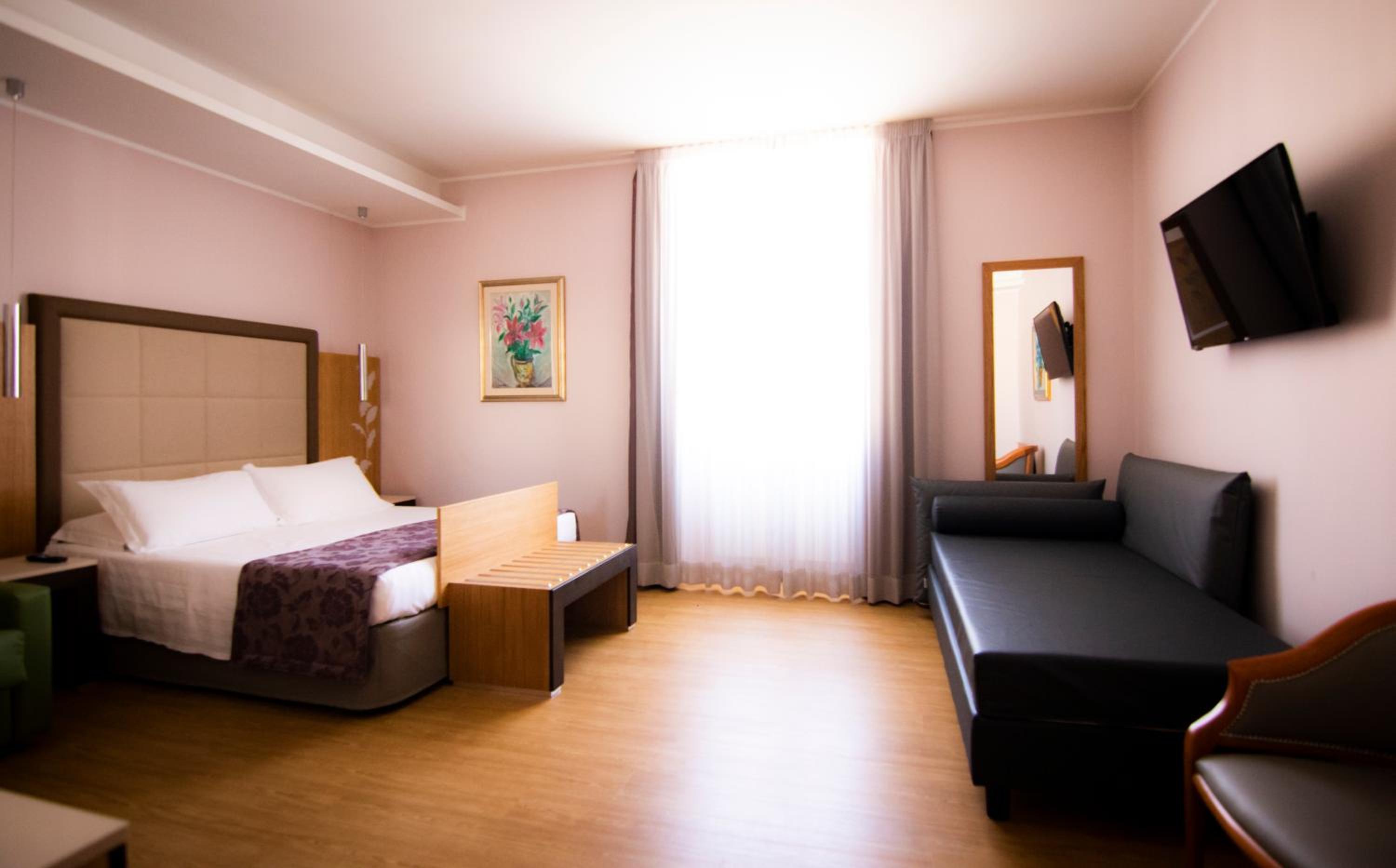 Quadruple Room with View thumbnail 6