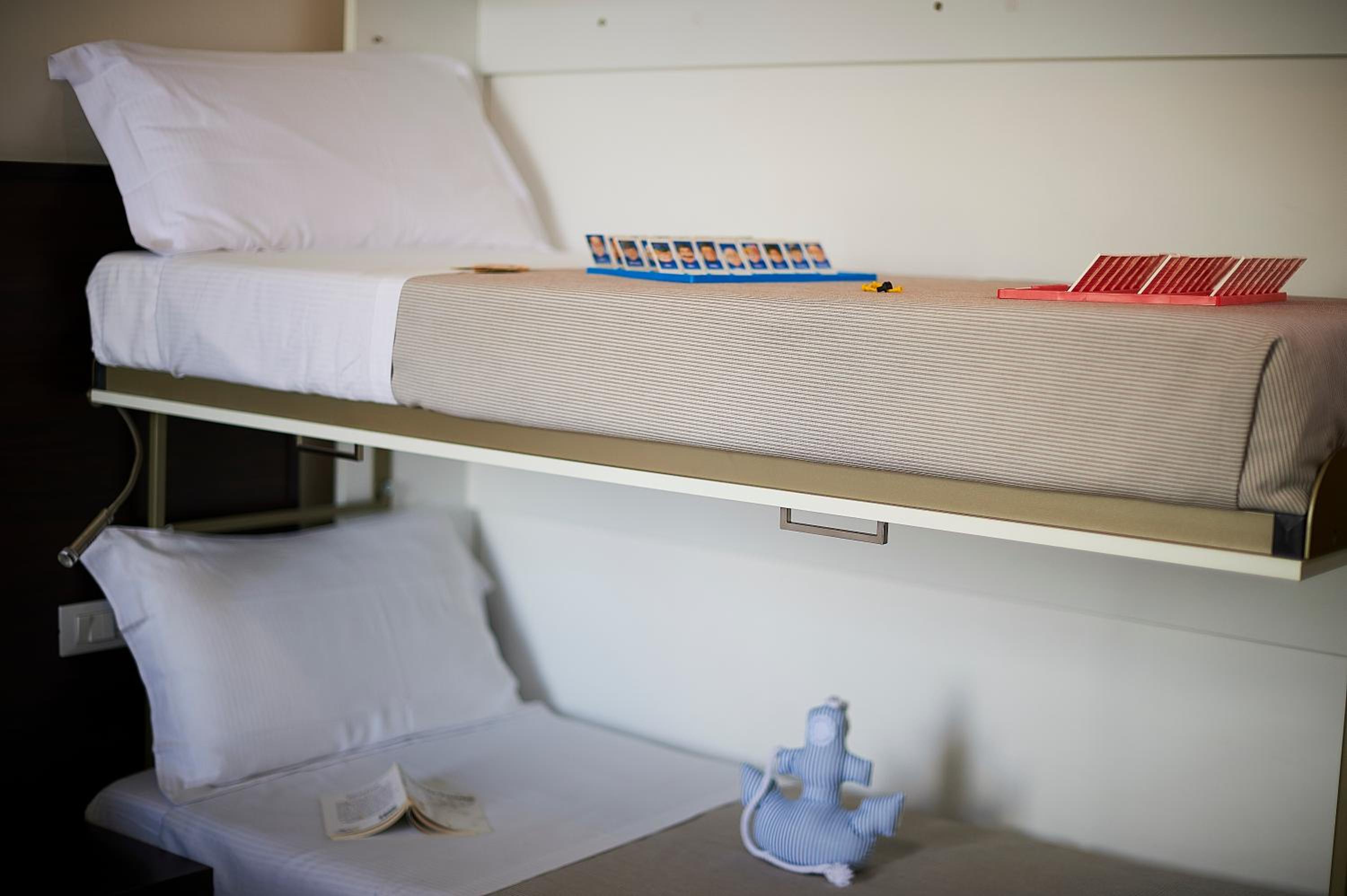 Classic Double or Twin Room with Partial Sea View - Photo 2