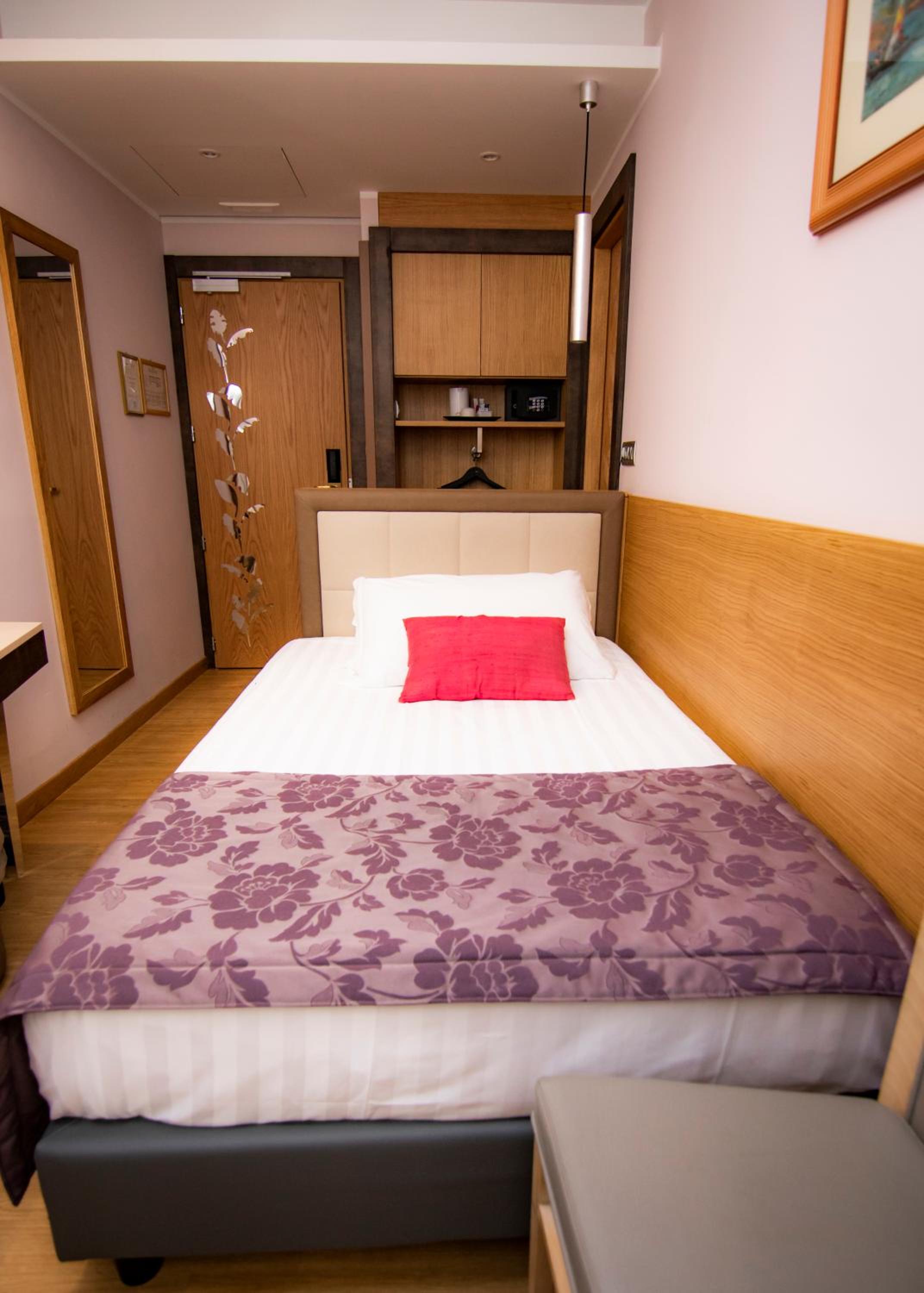 Small Room - French Bed thumbnail 6