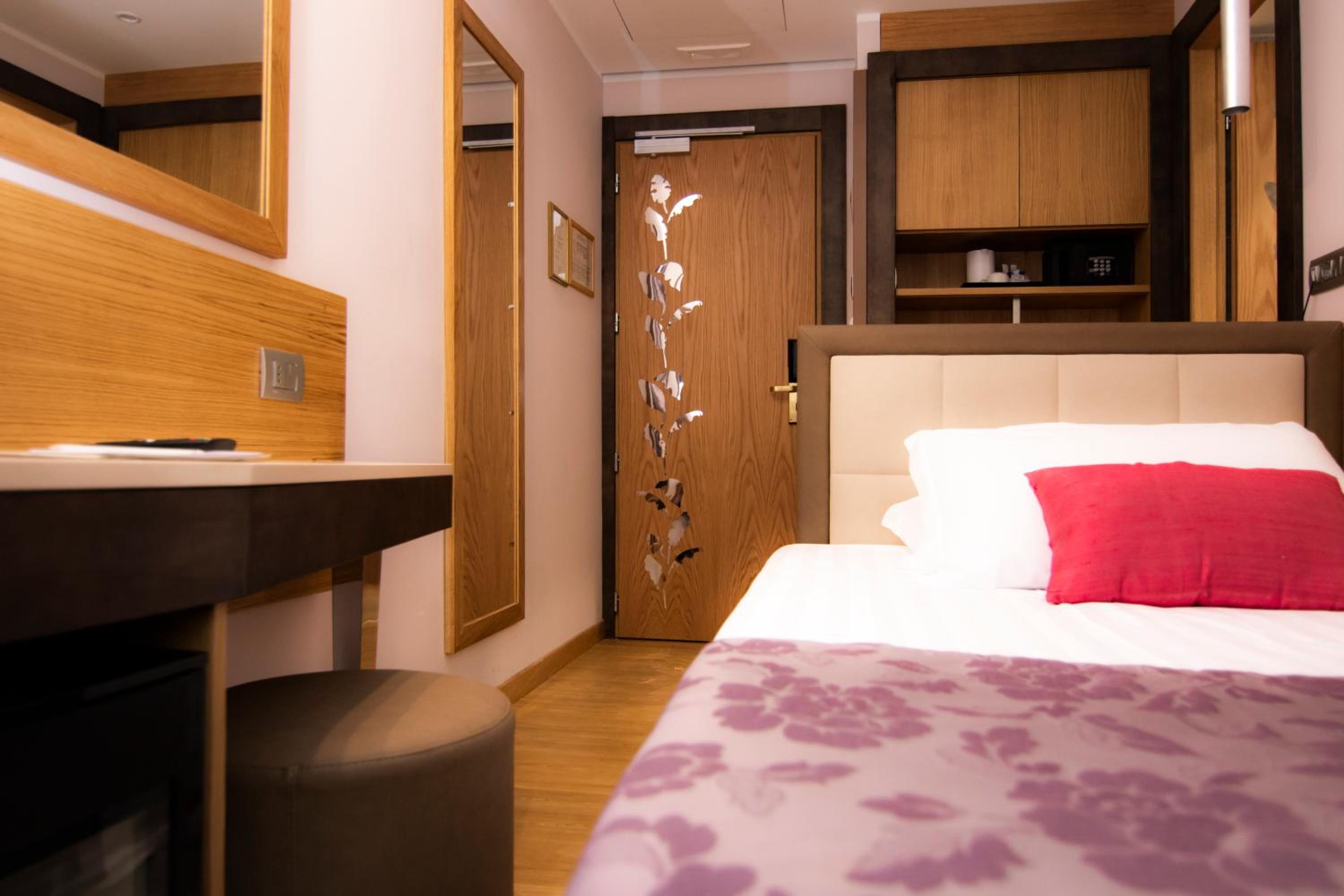 Small Room - French Bed thumbnail 5
