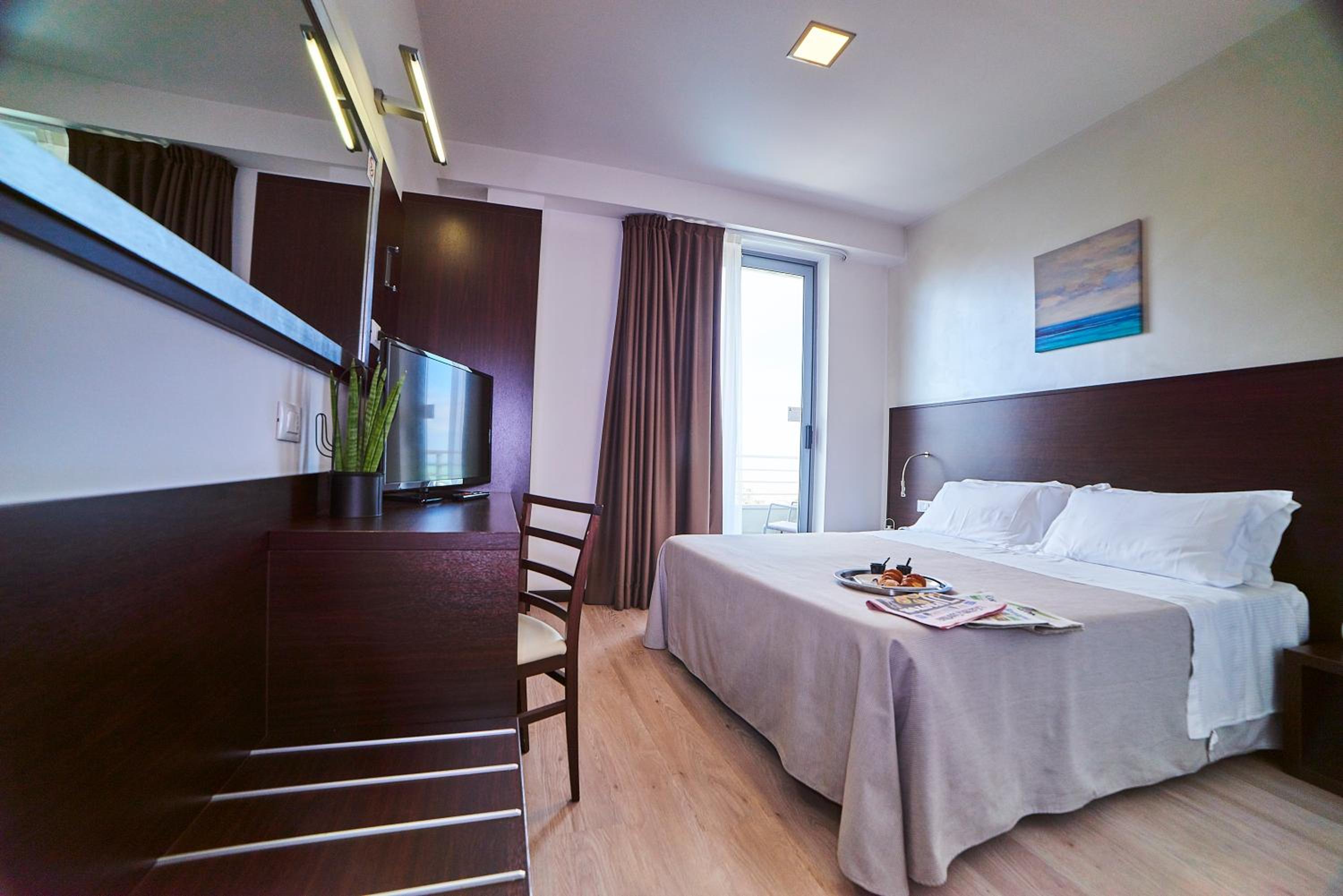 Classic Double or Twin Room with Partial Sea View - Photo 3