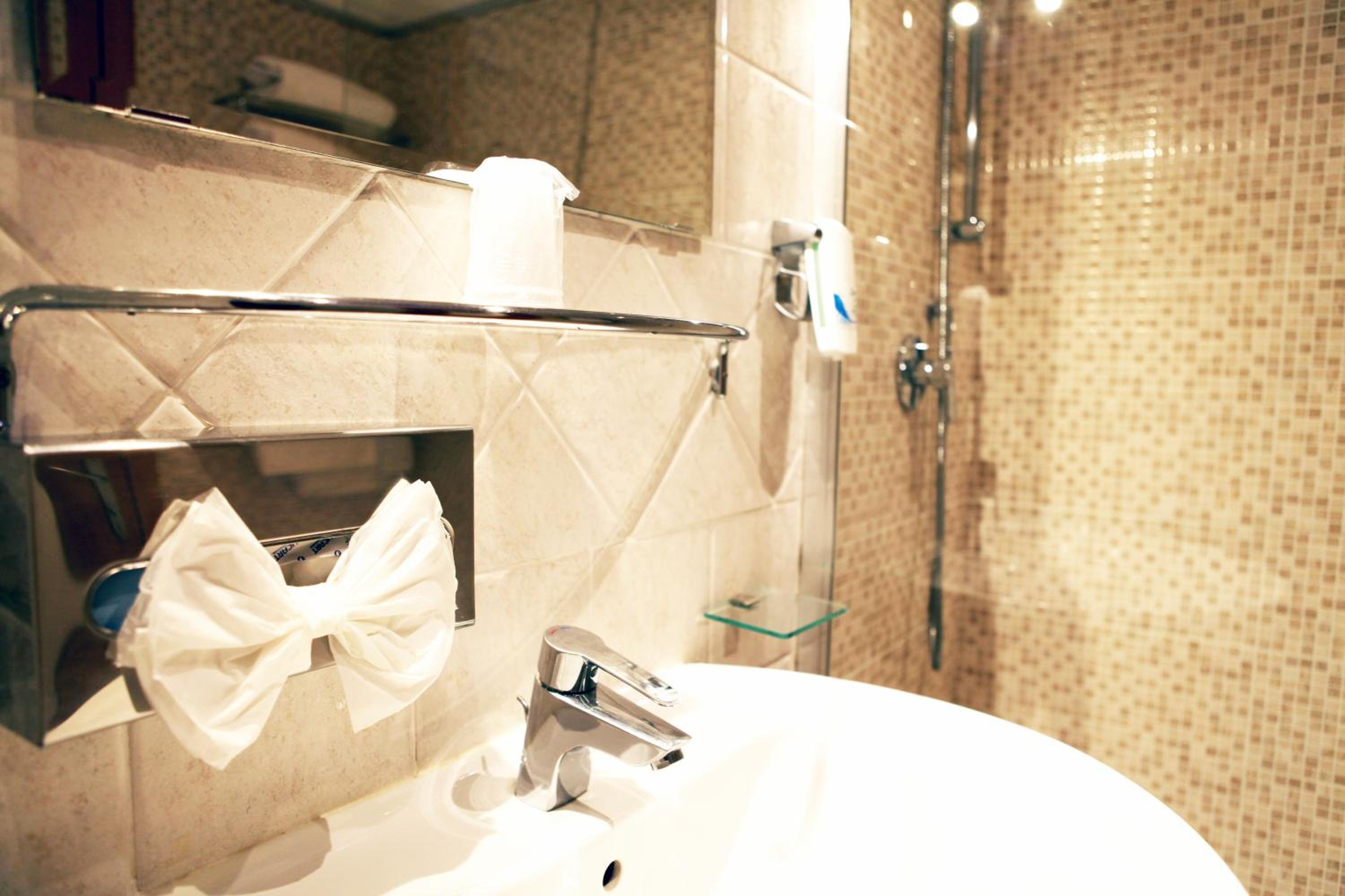Triple Room thumbnail 5