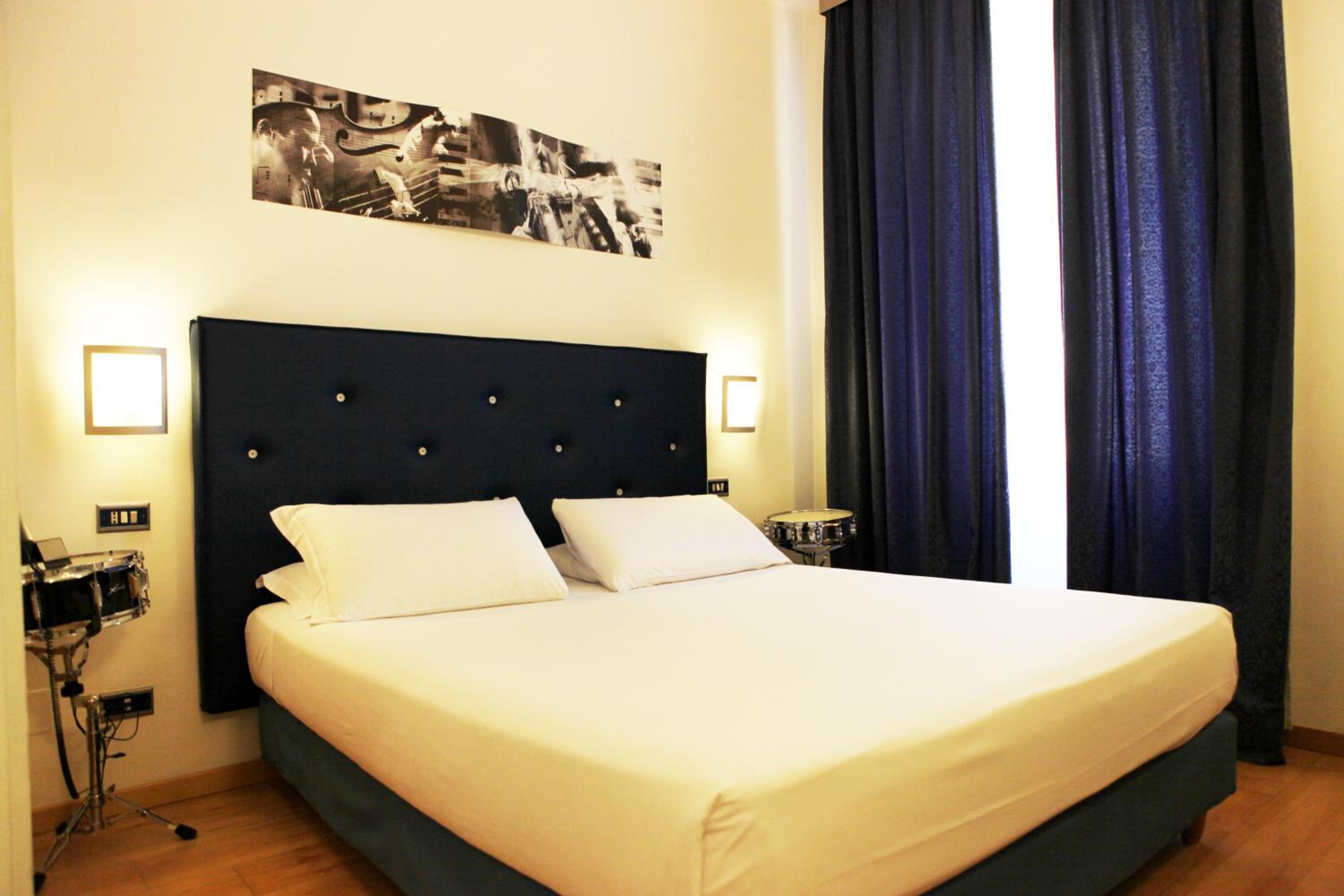 Economy Double Room thumbnail 6