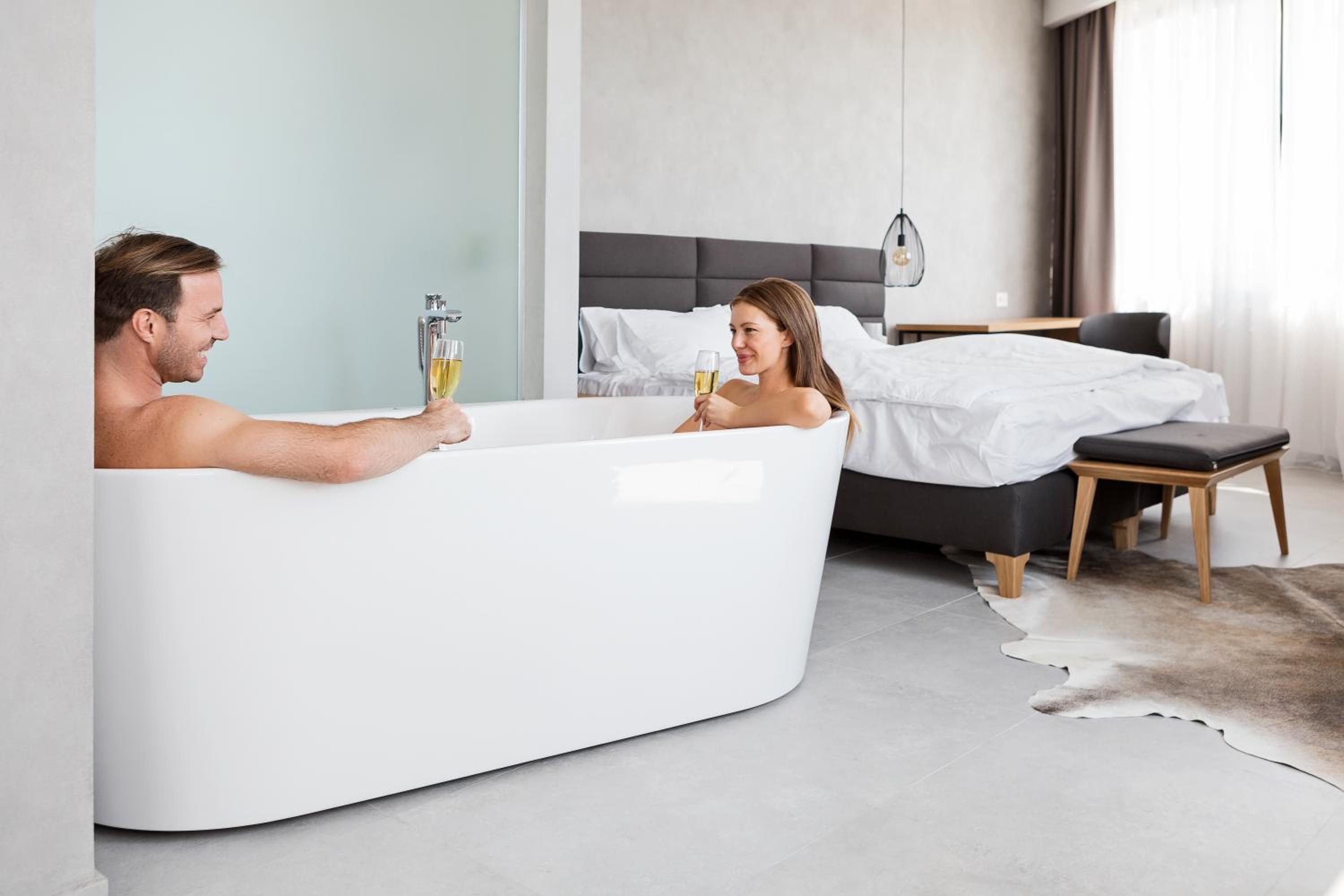 Deluxe Suite with Spa Bath - Photo 16
