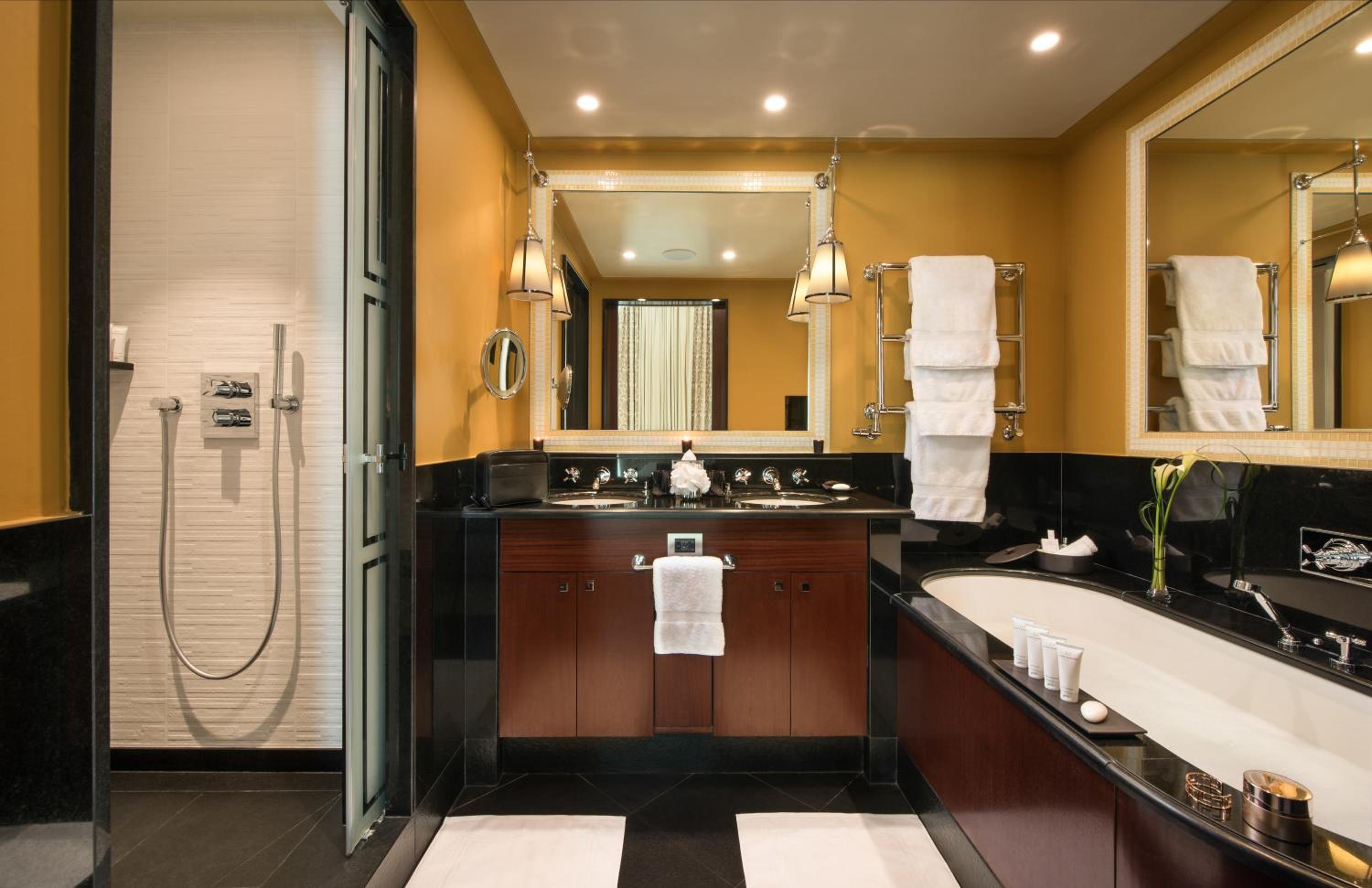 Deluxe Junior Suite photo 2
