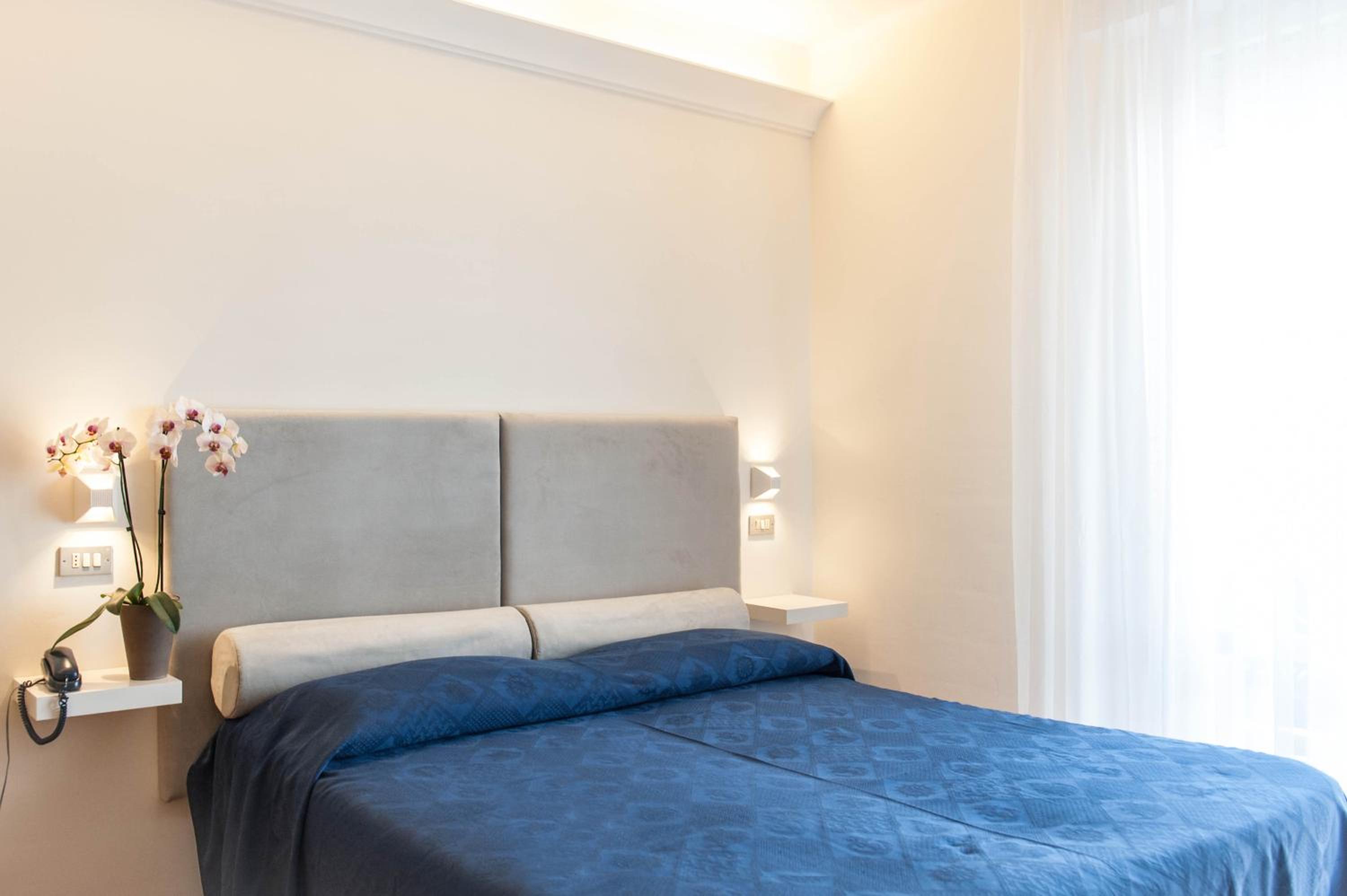 Double or Twin Room with Sea View - Photo 23