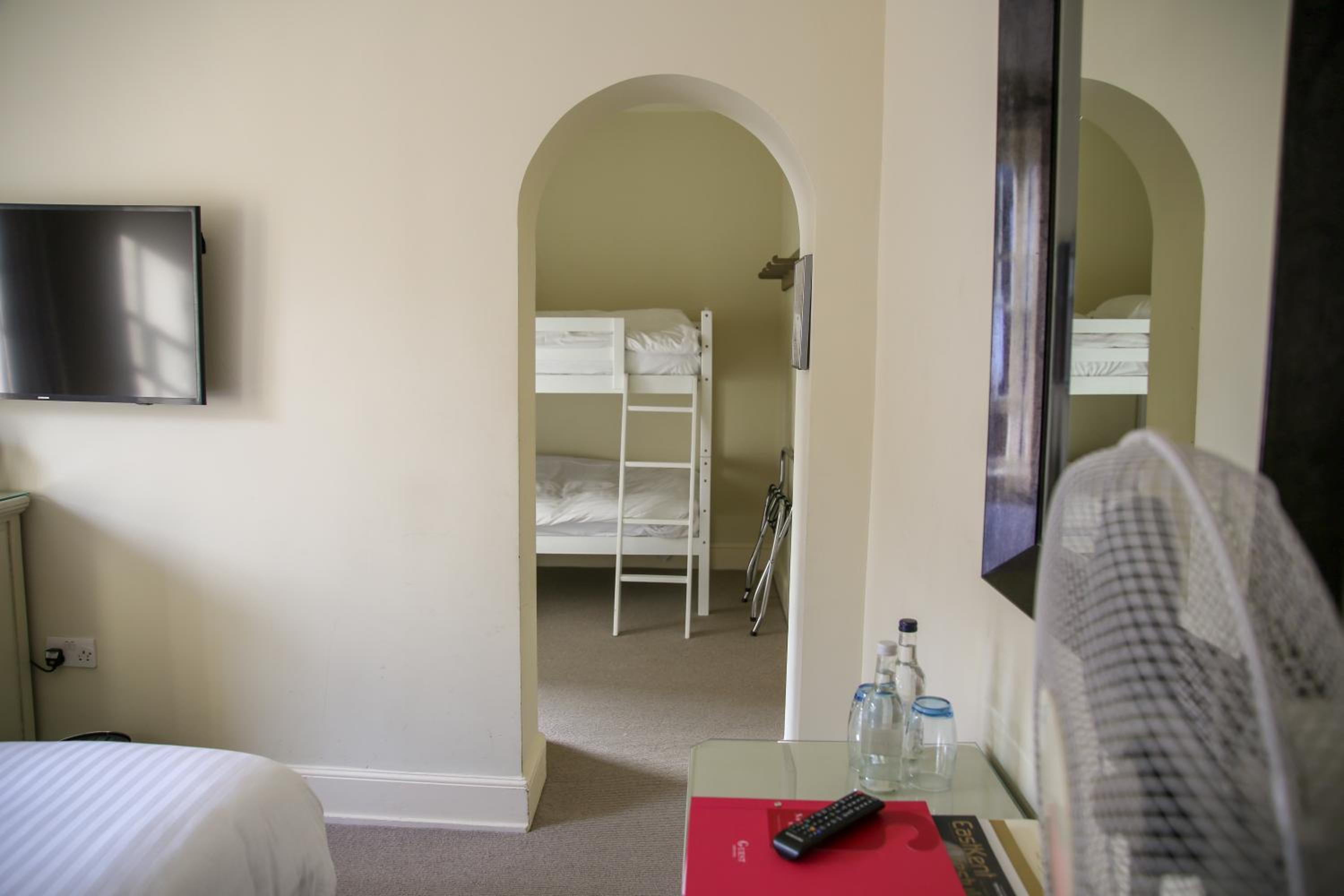 Family Room (2 Adults + 2 Children) - Photo 3