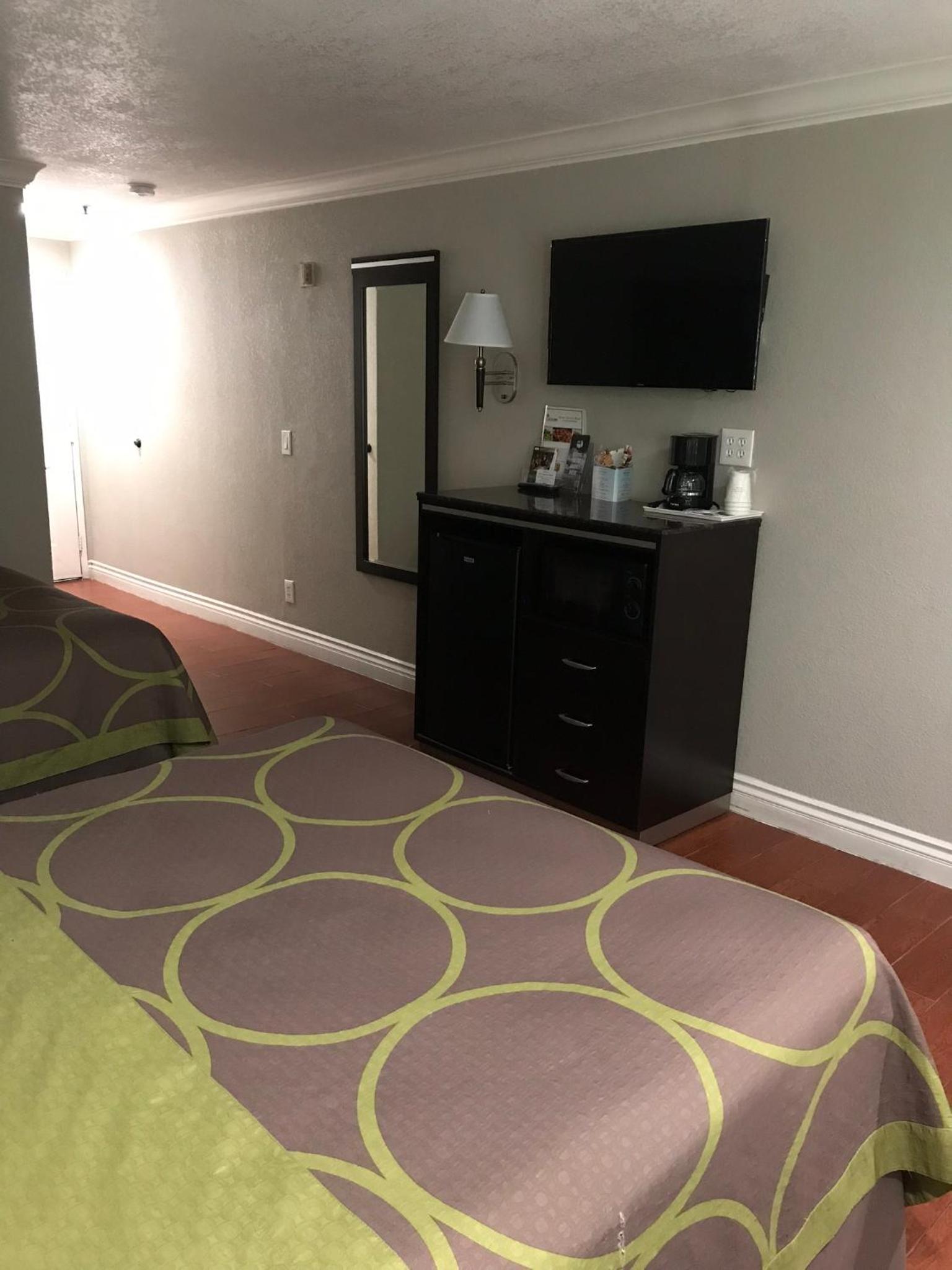 Queen Room With Two Queen Beds - Non-Smoking - Photo 3