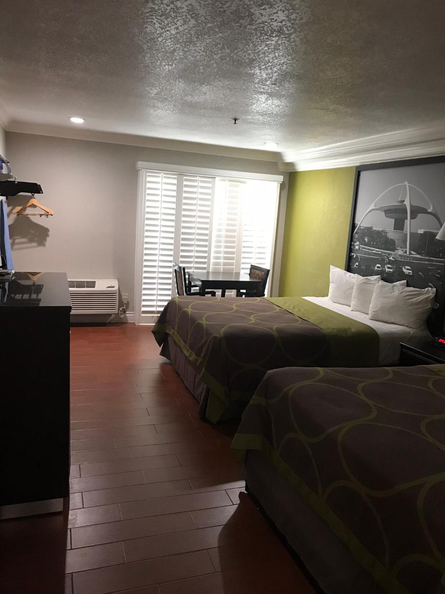 Queen Room With Two Queen Beds - Non-Smoking - Photo 4