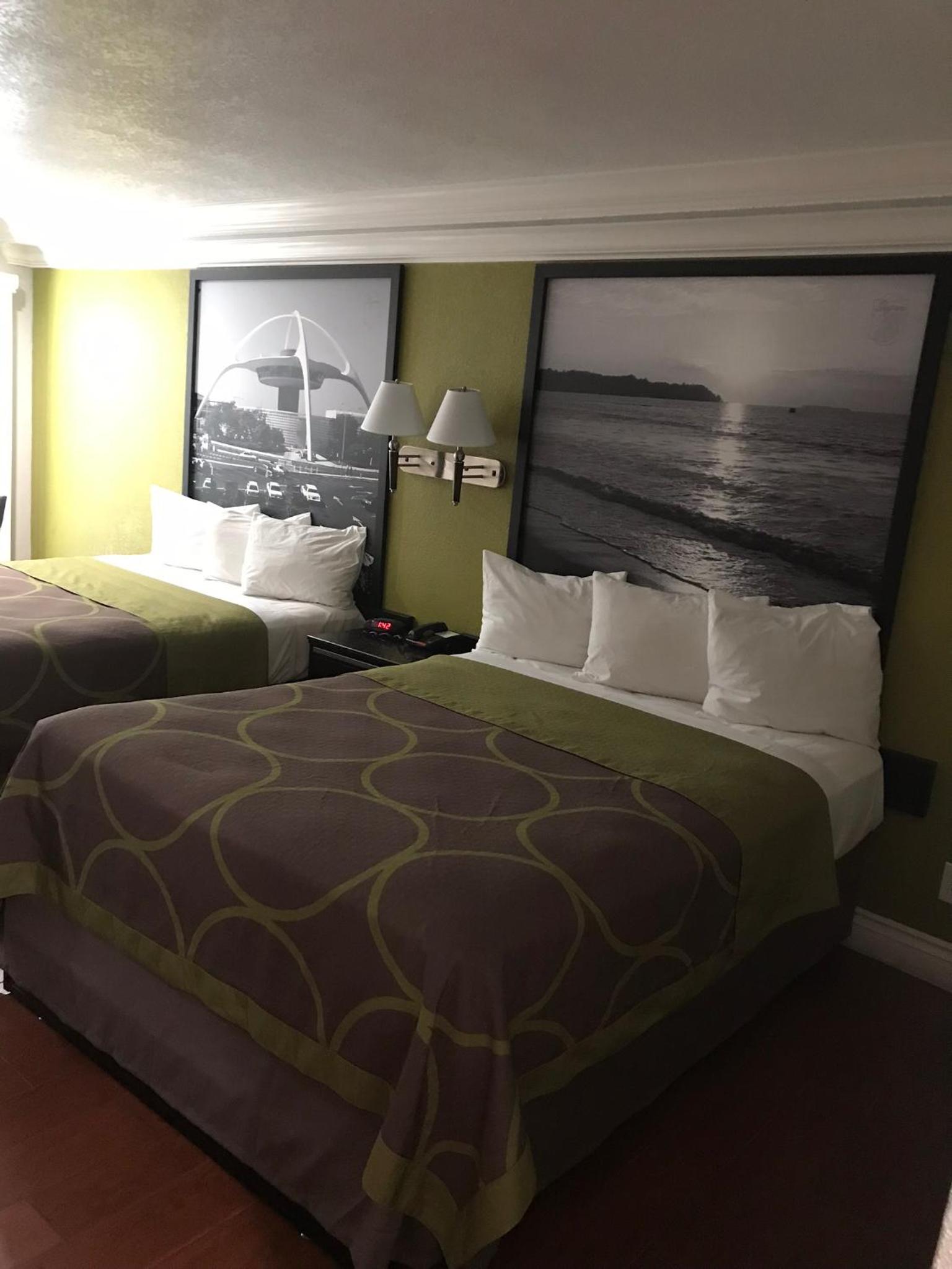 Queen Room With Two Queen Beds - Non-Smoking - Photo 10