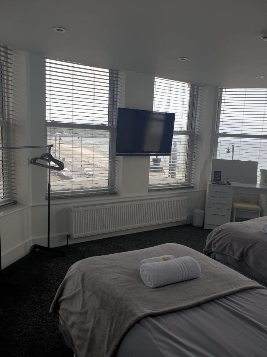 Twin Room with Private Bathroom photo 3